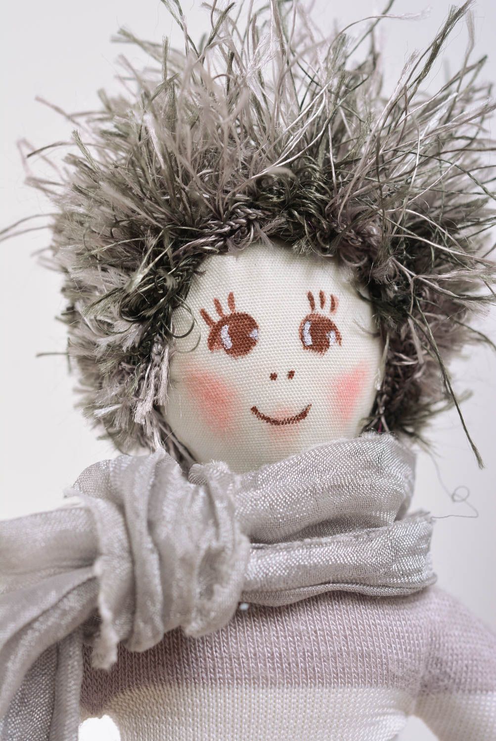 Kleine Künstler Puppe aus Stoff Junge mit Herzen in grauen Farbtönen Handarbeit foto 2