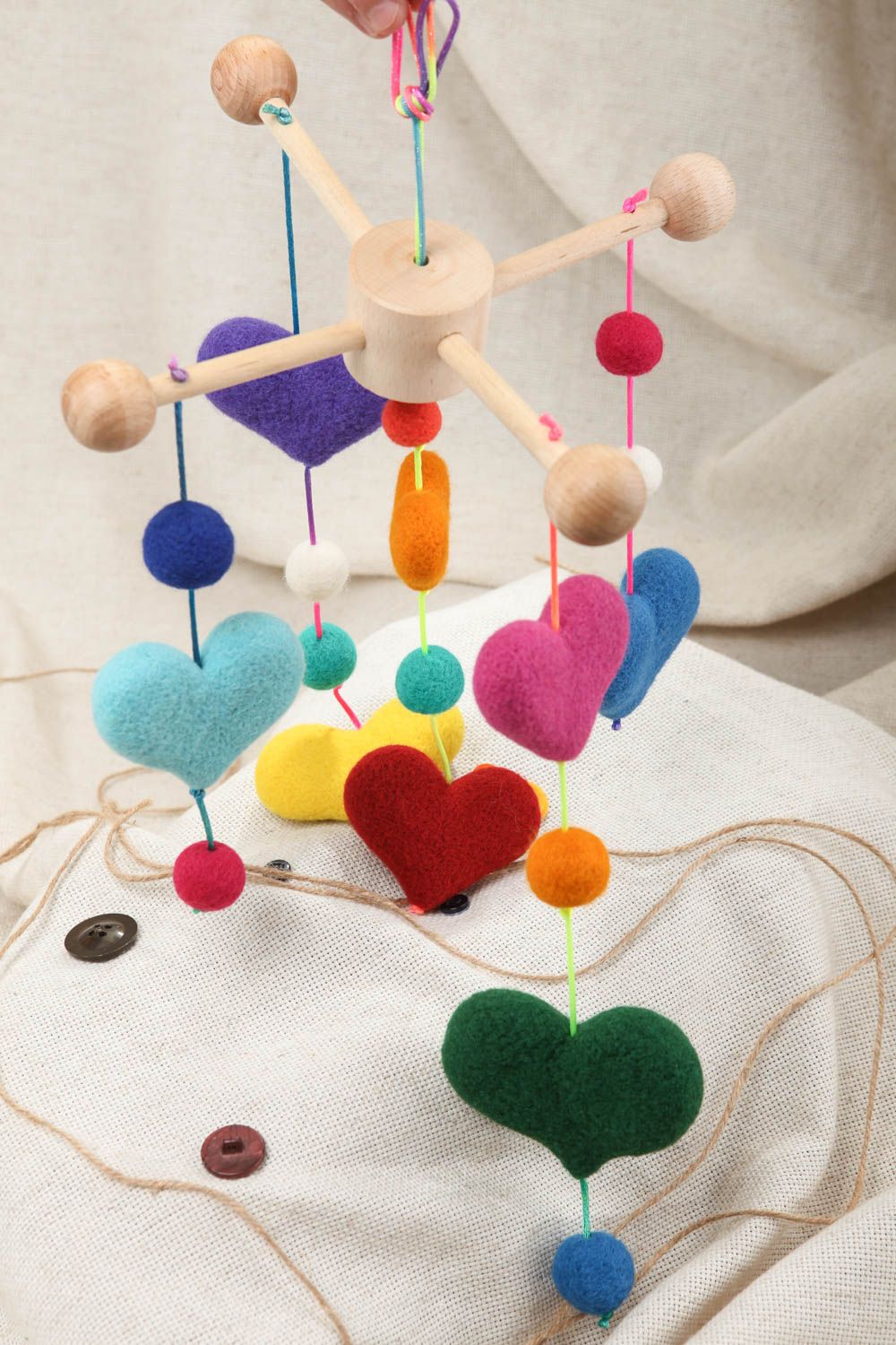 Holz Anhänger für Babybett handmade mit Spielzeugen mit Herzen für Kleinkinder foto 1