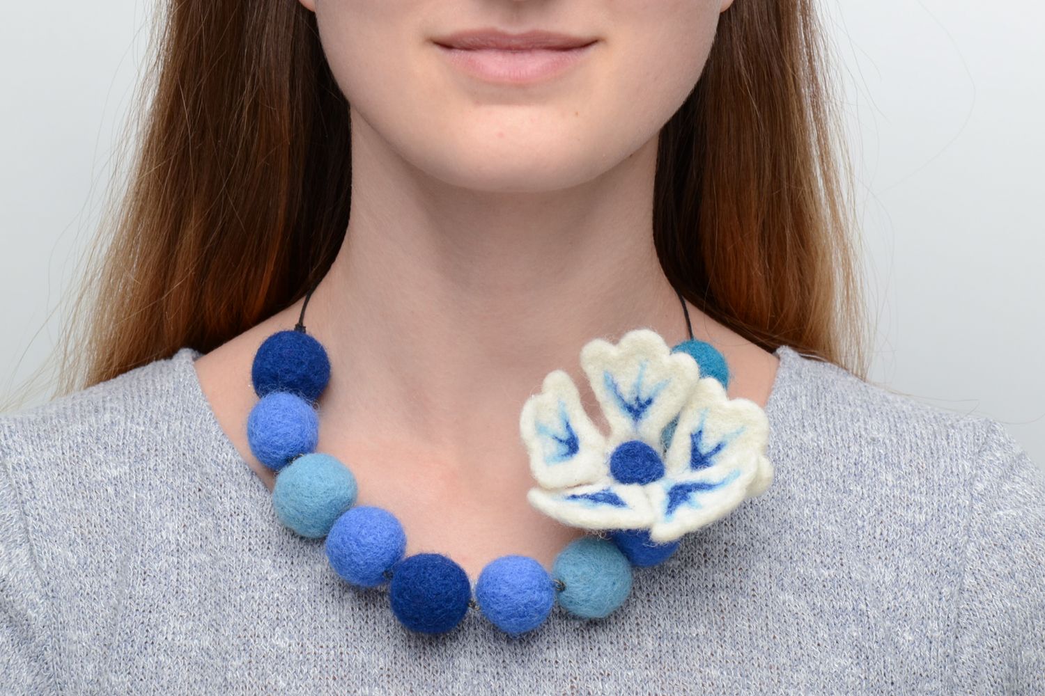 Collier en laine feutrée fait main bleu avec fleur  photo 5
