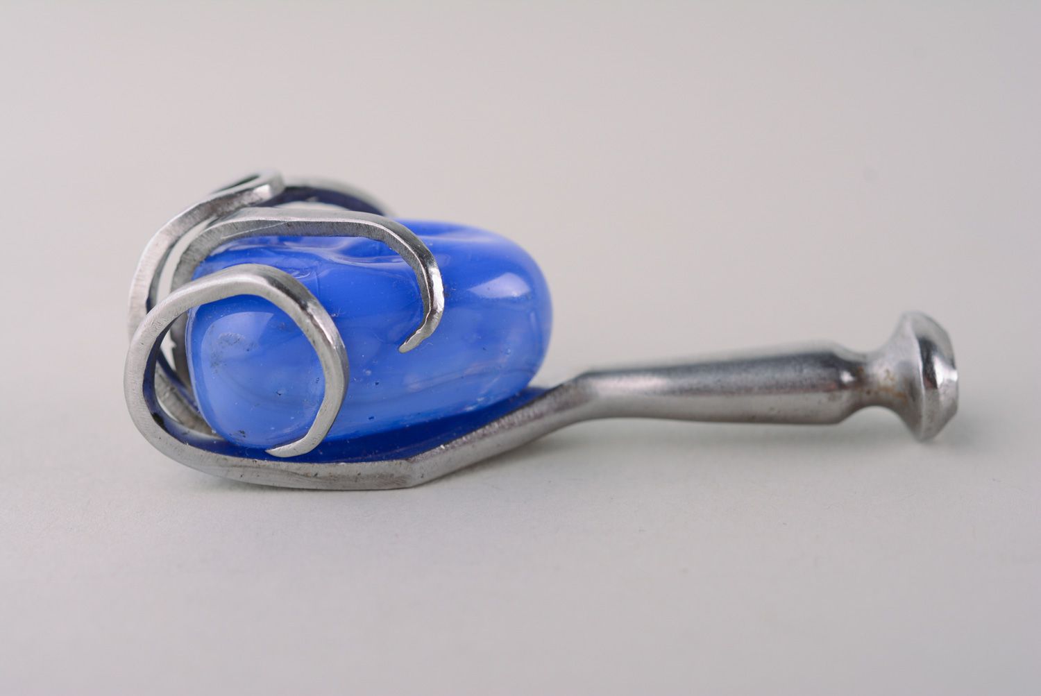 Металлический кулон из мельхиоровой вилки с голубым искусственным камнем фото 2