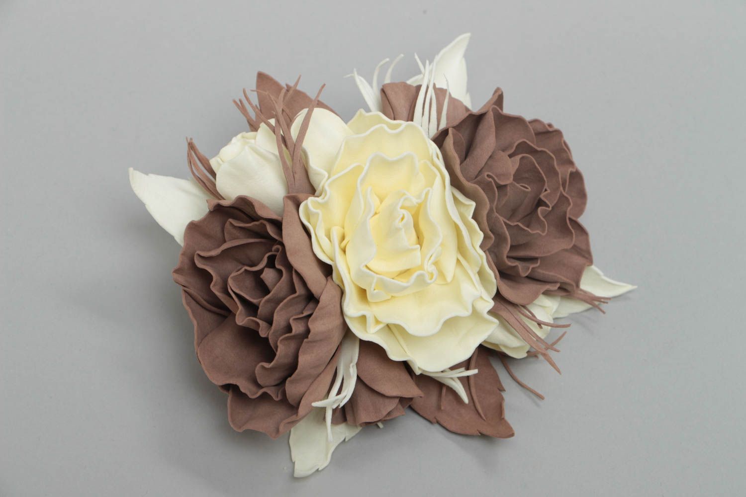 Große weiß braune Blumen Haarspange aus Foamiran schön künstlerische Handarbeit foto 2