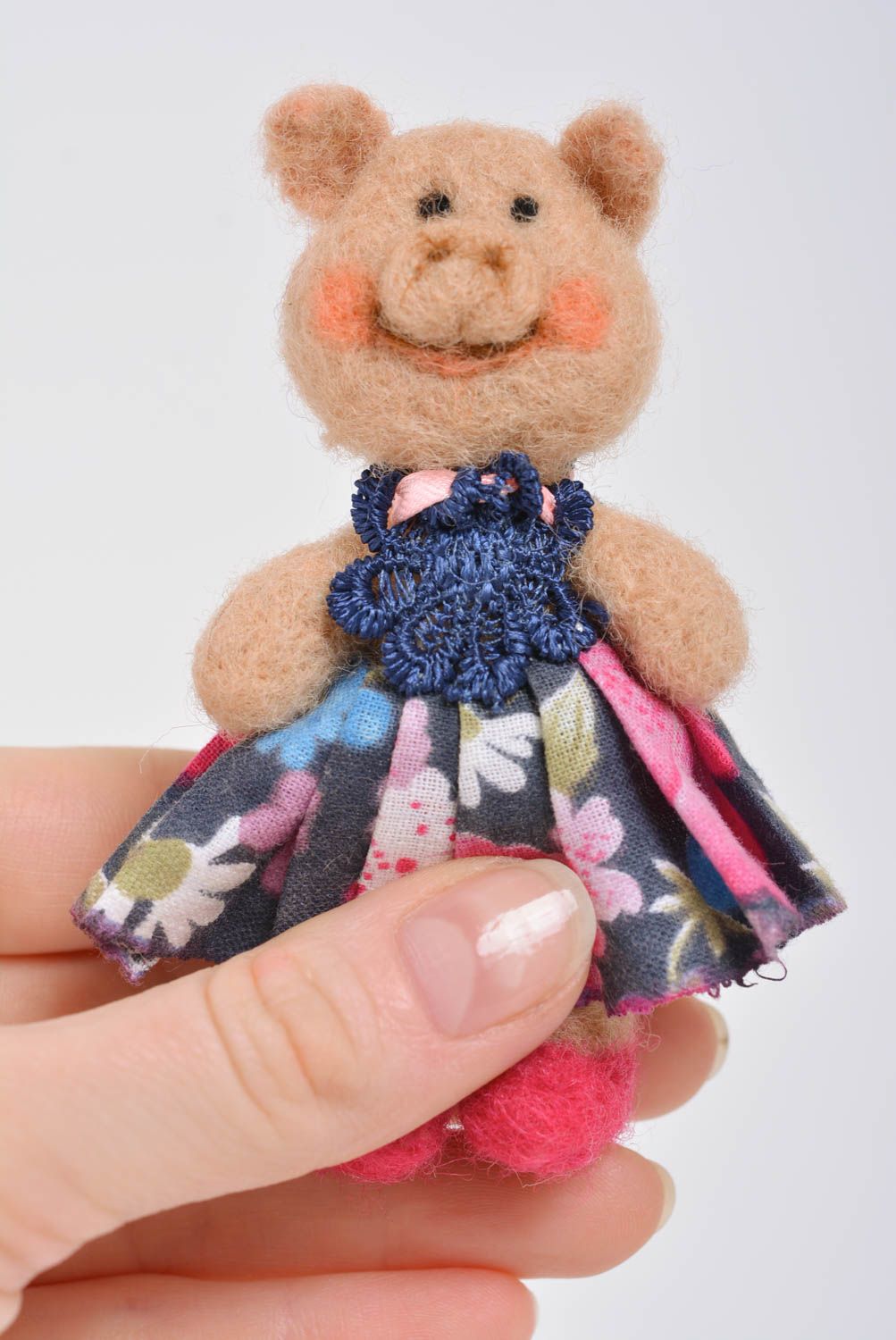 Nette Brosche aus Filzwolle in Form vom Schweinchen im Kleid Künstler Accessoire foto 4