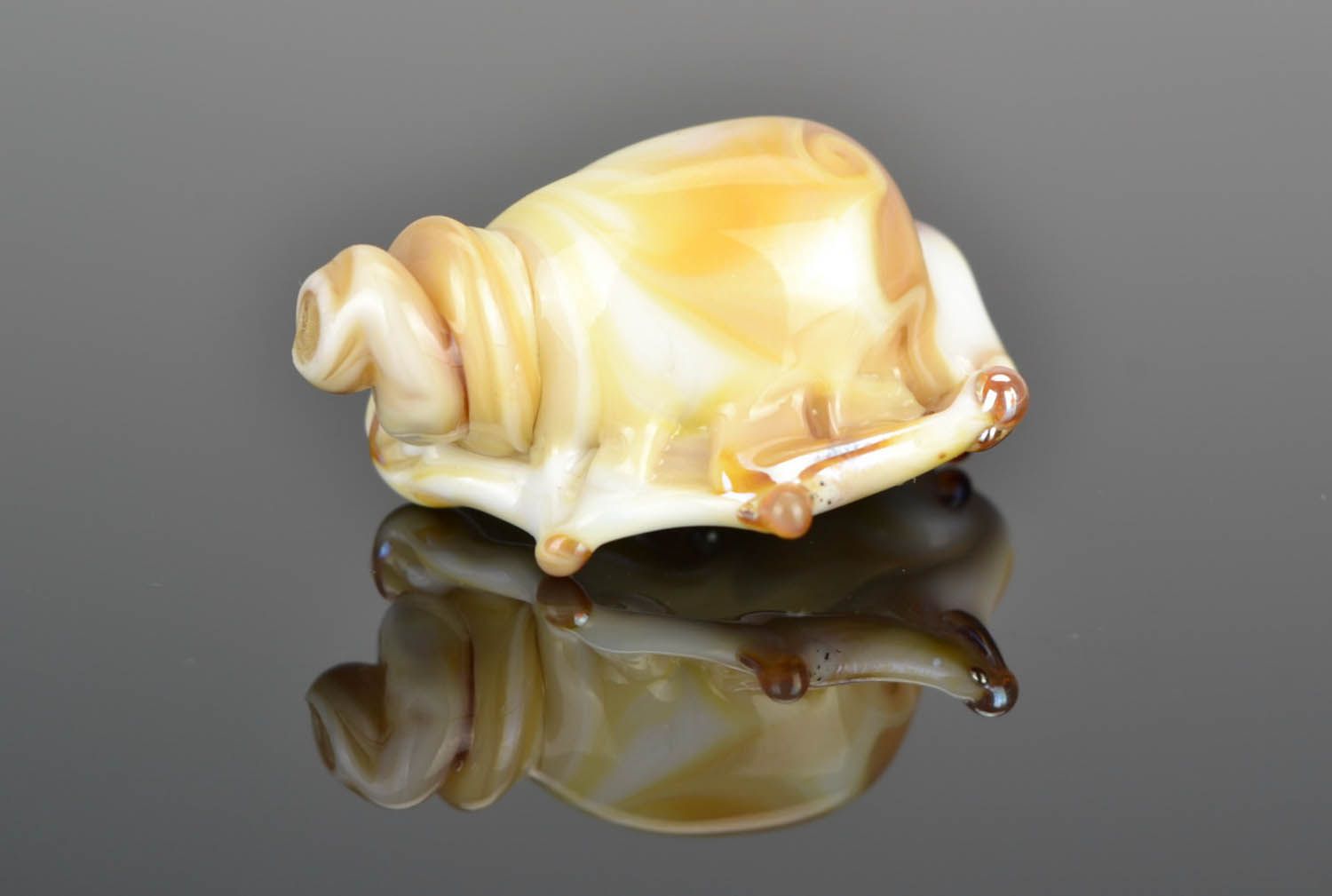 Glass bead Shell photo 1