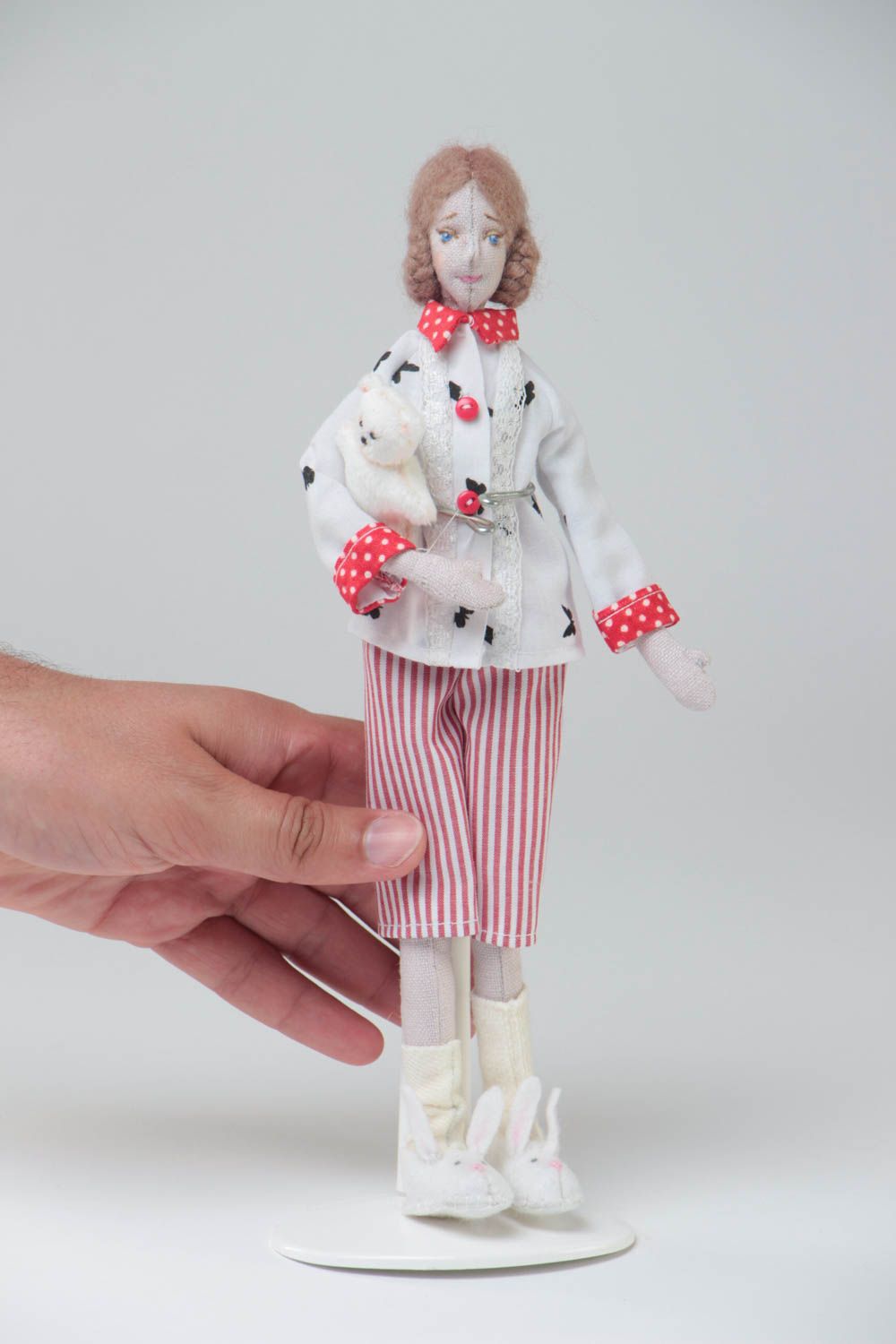 Bambola bella in stoffa fatta a mano pupazzo tessile originale con supporto
 foto 5