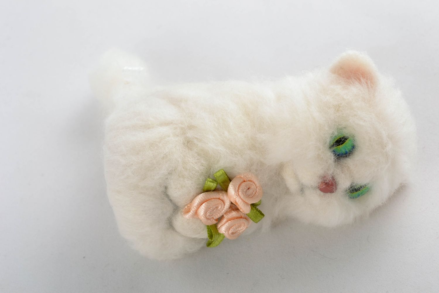 Игрушка для дома ручной работы из шерсти Белая кошка фото 5
