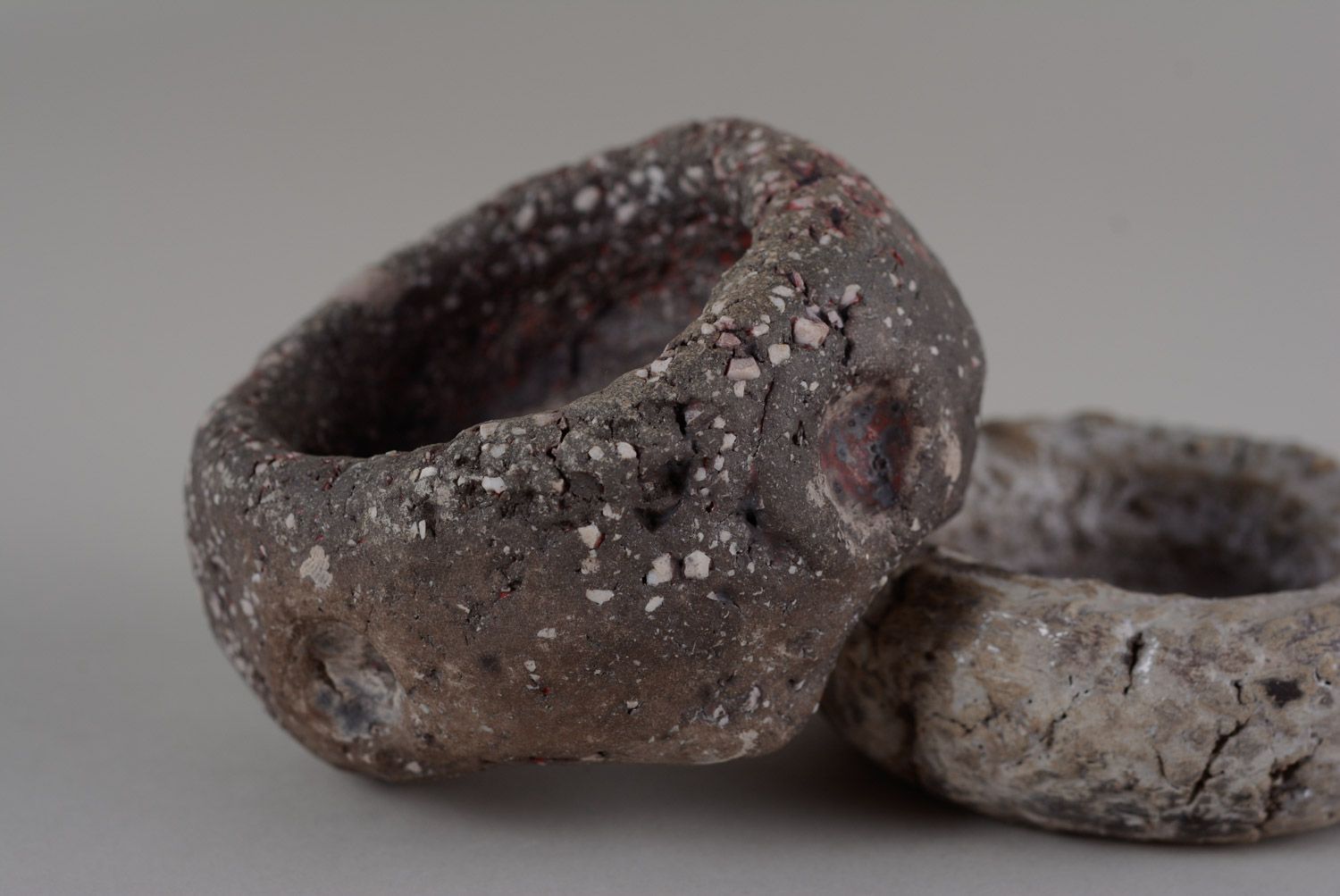 Ungewöhnlicher runder Teelichthalter aus Keramik in Form des Steins von Handarbeit foto 1