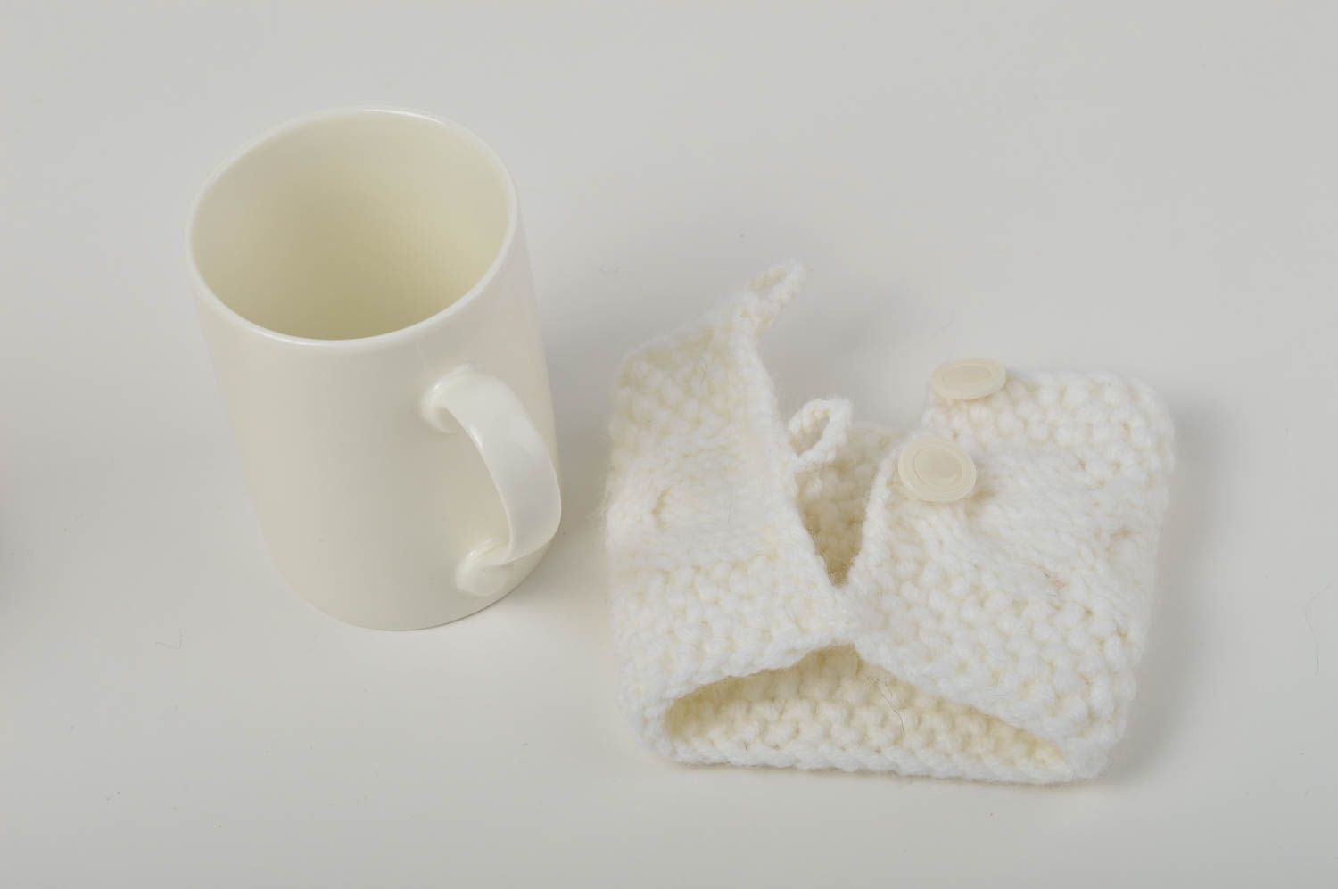 Tasse à thé Cache-mug tricot fait main Vaisselle design blanche en porcelaine photo 5