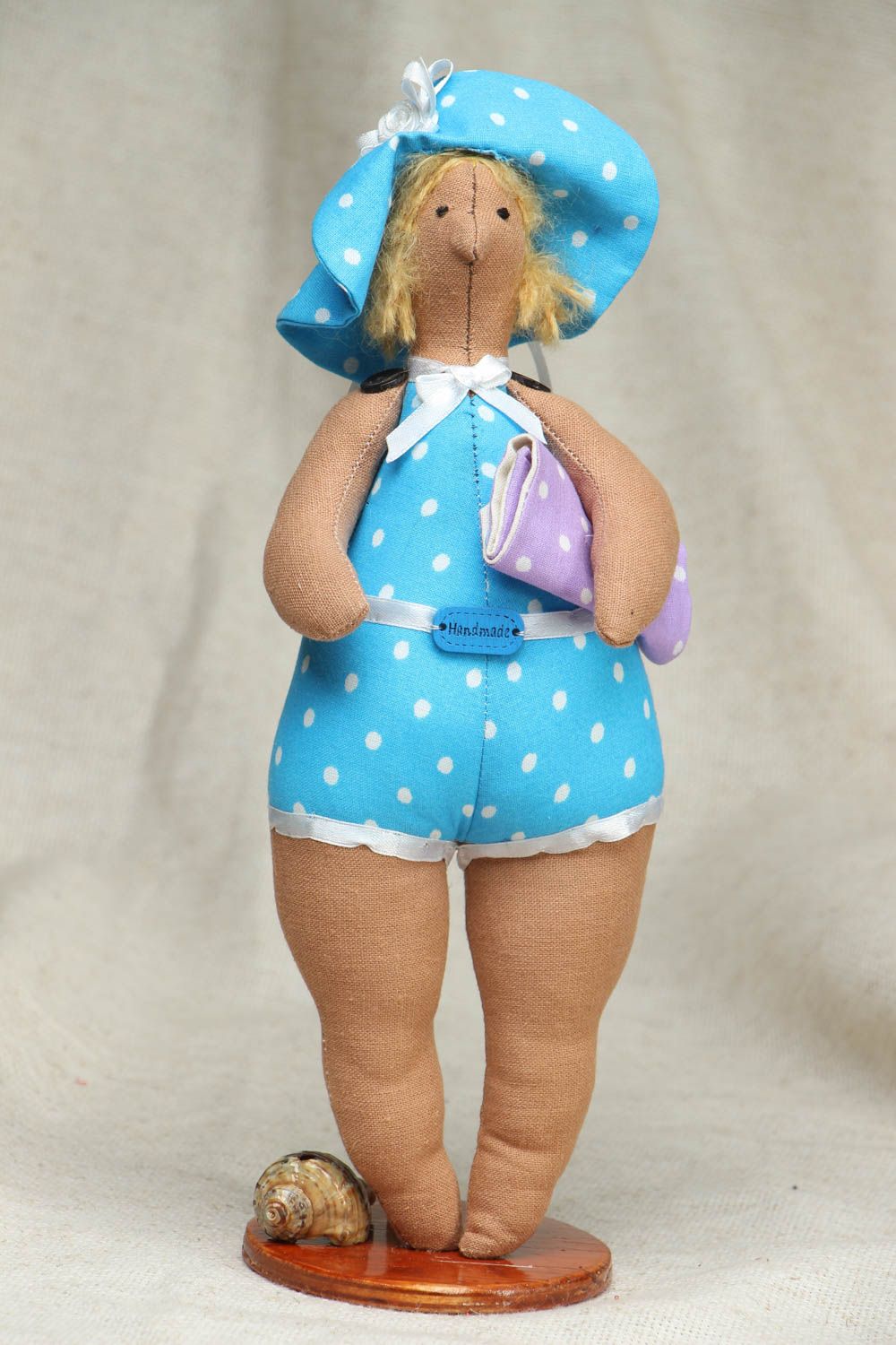 Тканевая кукла-пляжница в голубом купальнике фото 1