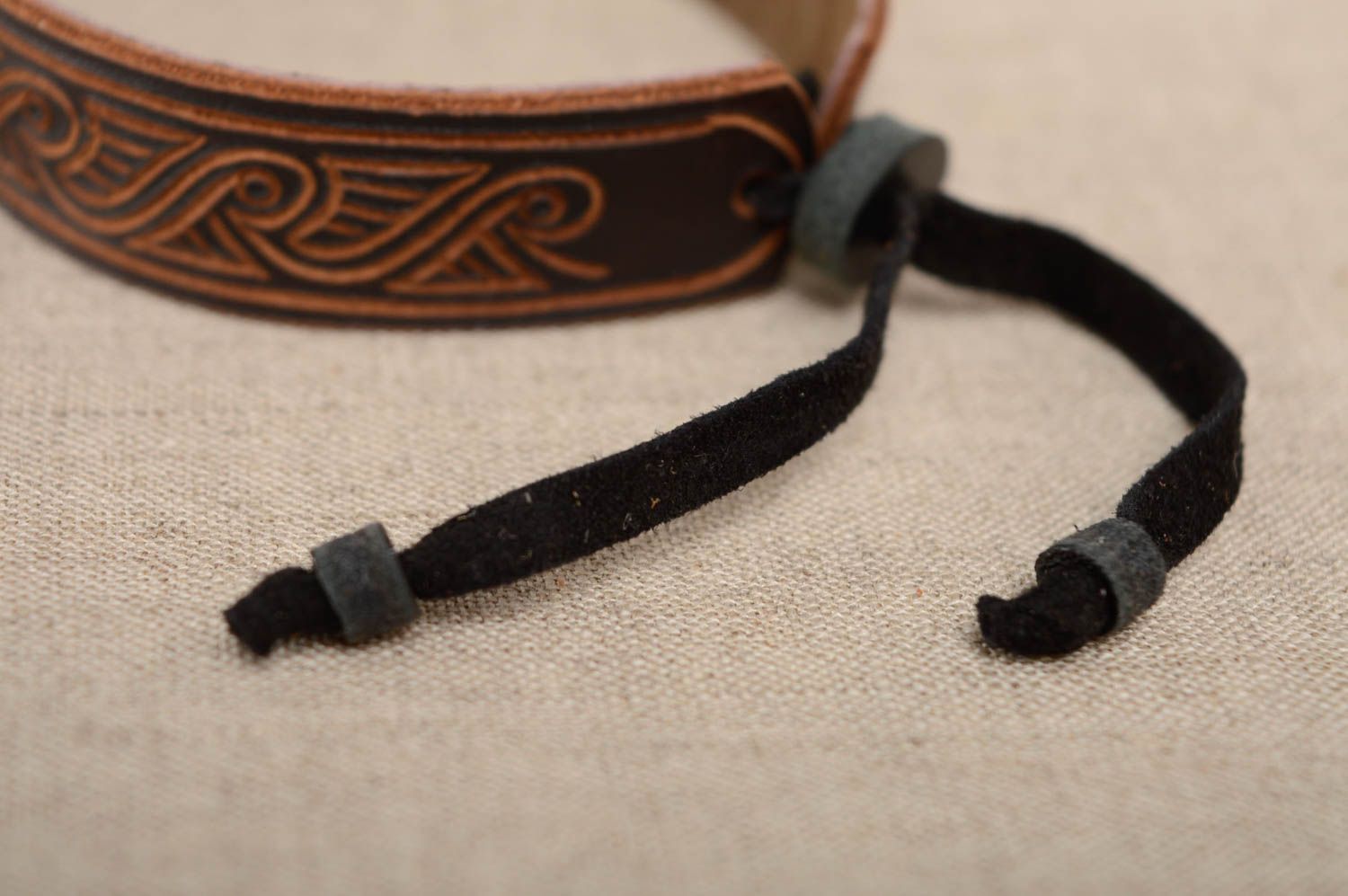 Bracelet en cuir naturel marron avec ornement fait main unisexe style ethnique photo 3