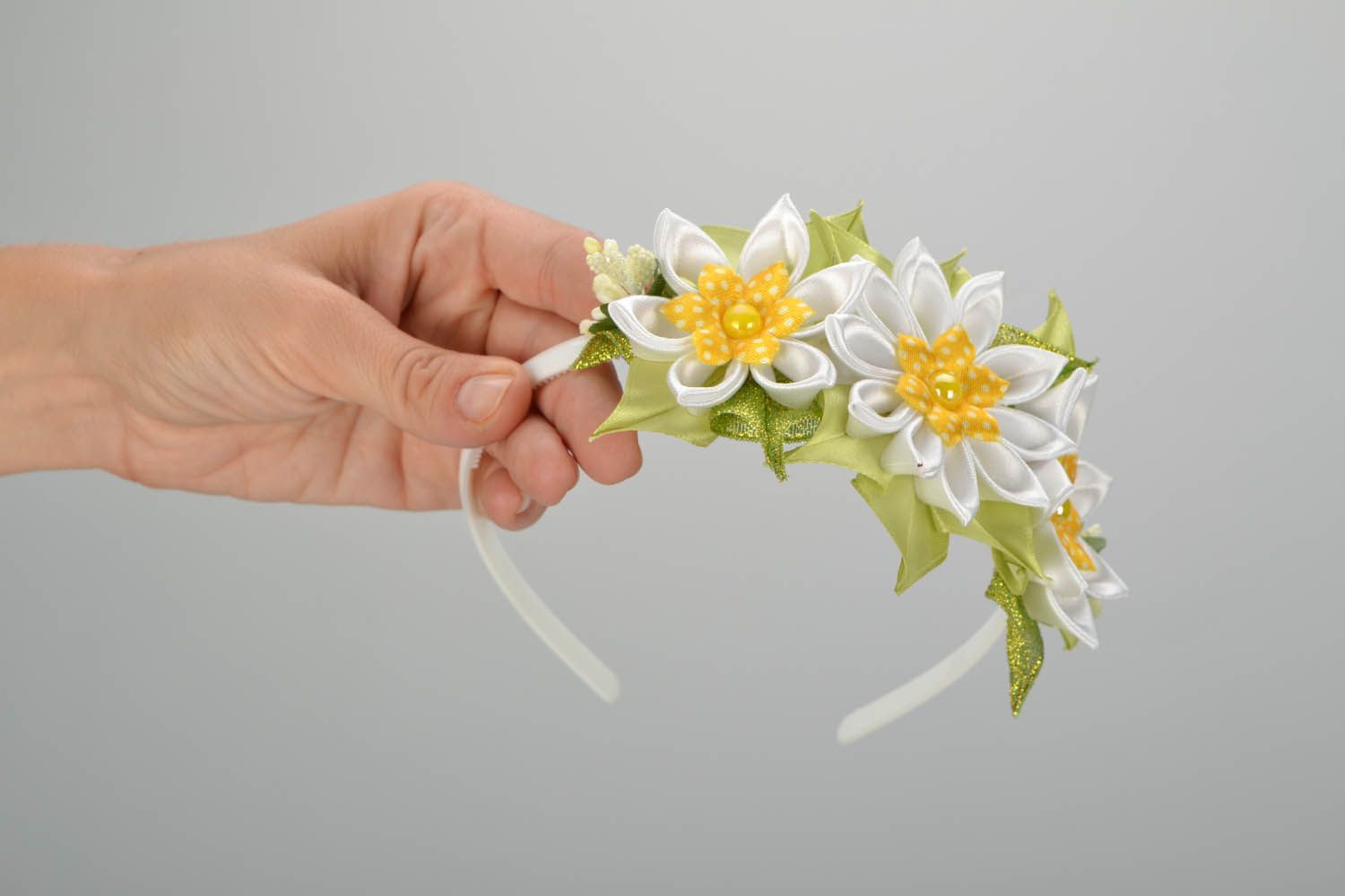 Hairband with white flowers photo 2