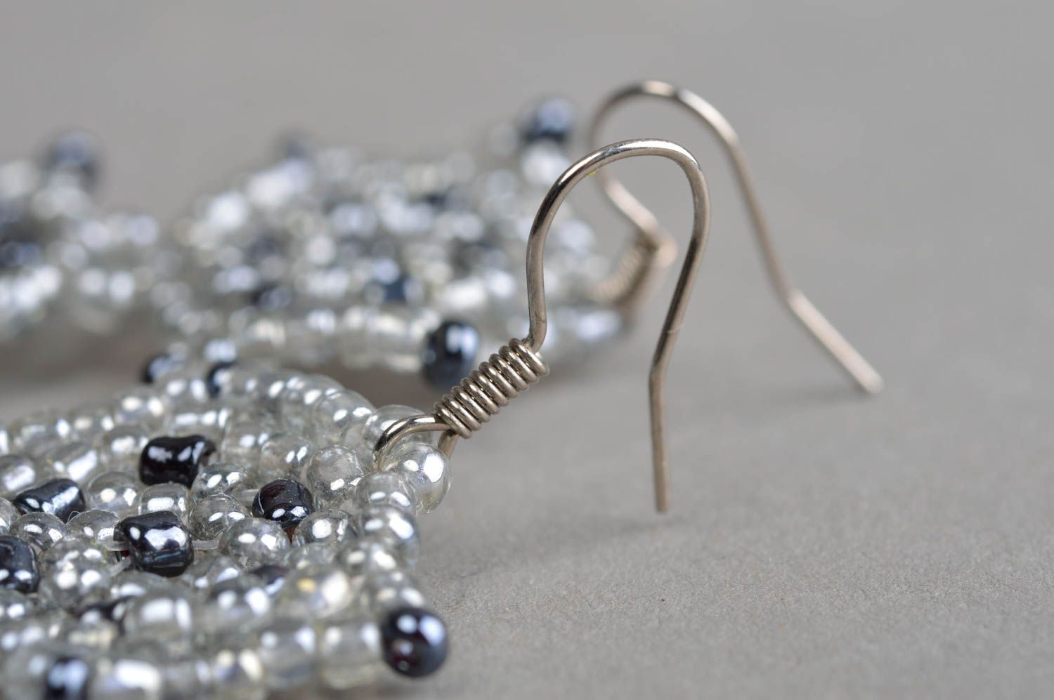Boucles d'oreilles en perles de rocaille faites main couleurs grise pendantes photo 4