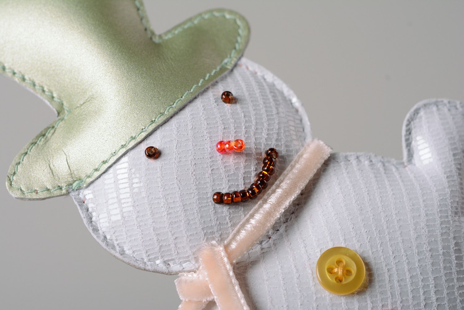 Colgante para bolsos hecho a mano de cuero con forma de muñeco de nieve foto 2