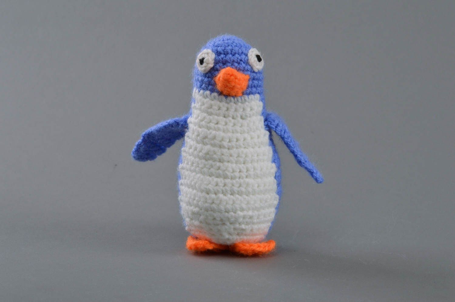 Маленькая вязаная игрушка пингвин фиолетовый из шерсти и акрила для детей фото 1