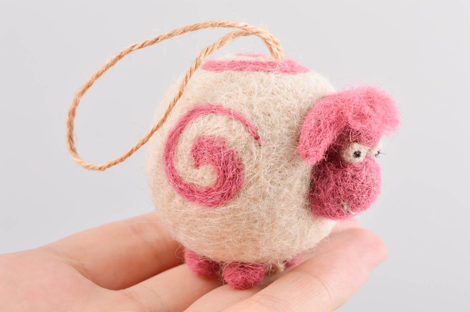 Валяная игрушка ручной работы декор на стену игрушка из шерсти Розовая овечка фото 4
