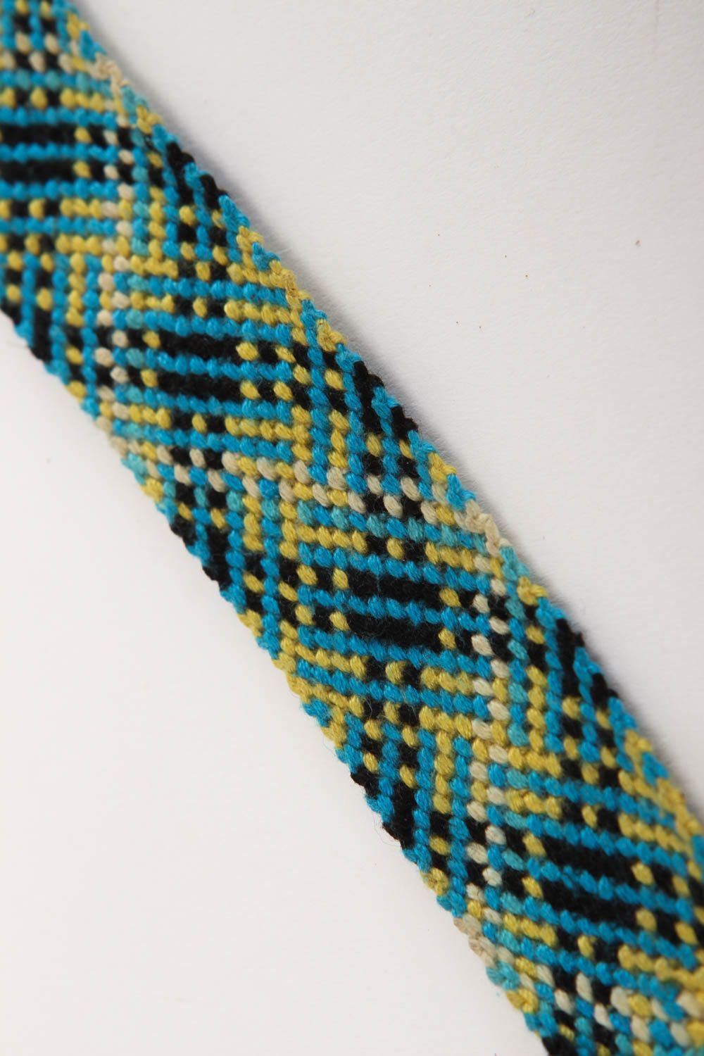 Украшение ручной работы браслет из ниток желто голубой плетеный браслет фото 2