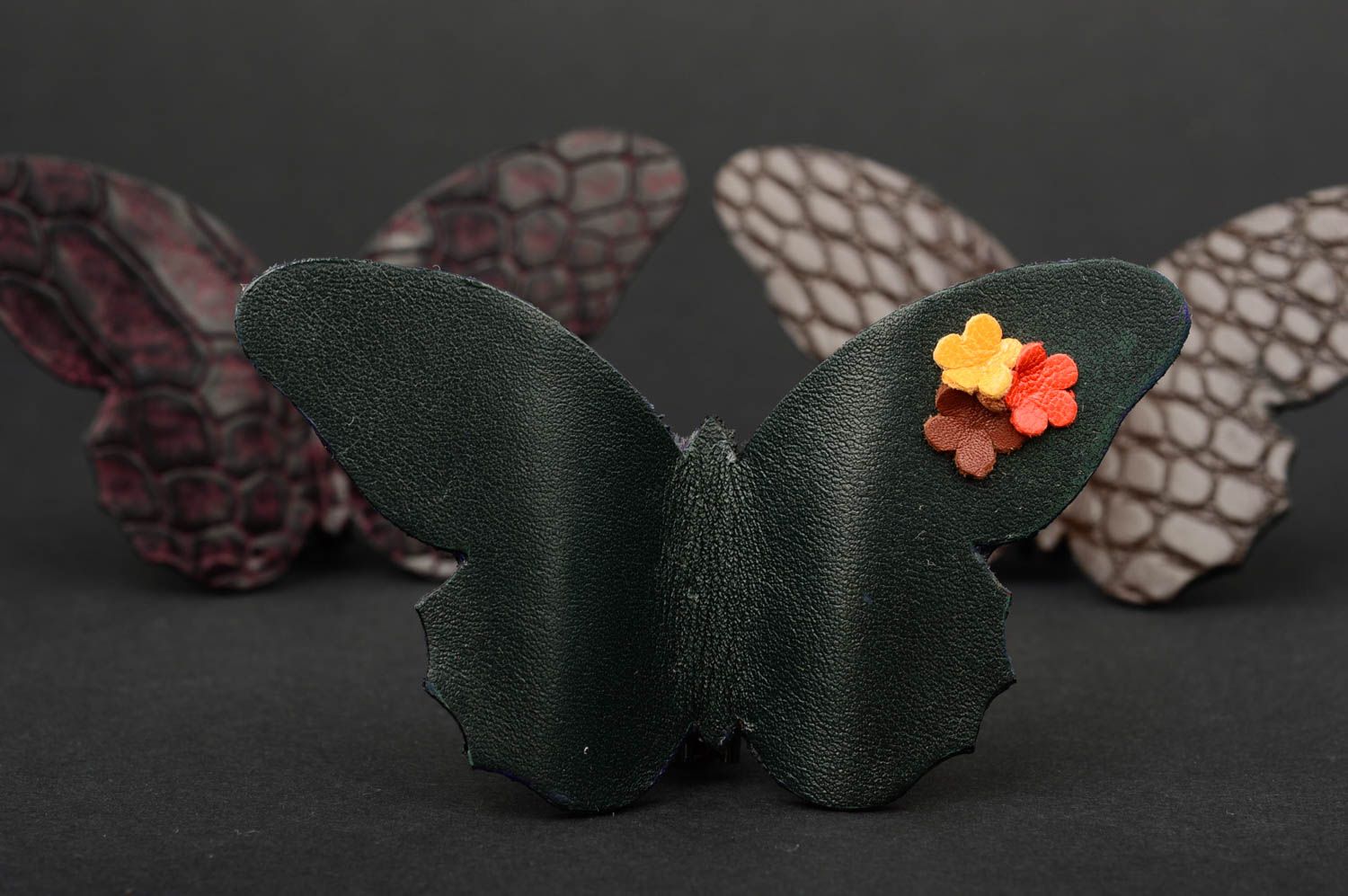 Broche de cuero bisutería artesanal accesorio para mujer de moda Mariposa foto 1