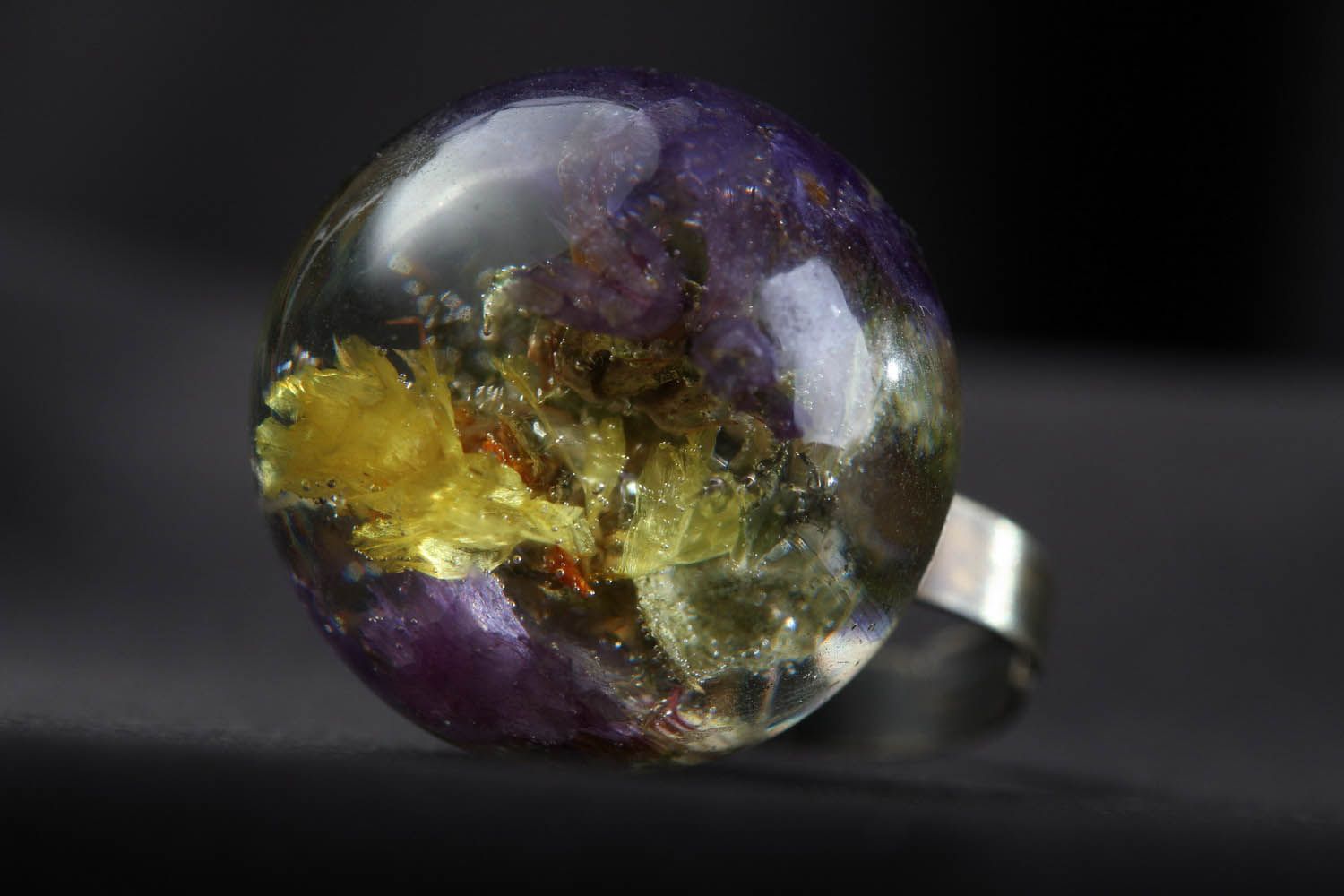 Кольцо с эпоксидной смолой и цветком лимониума фото 3