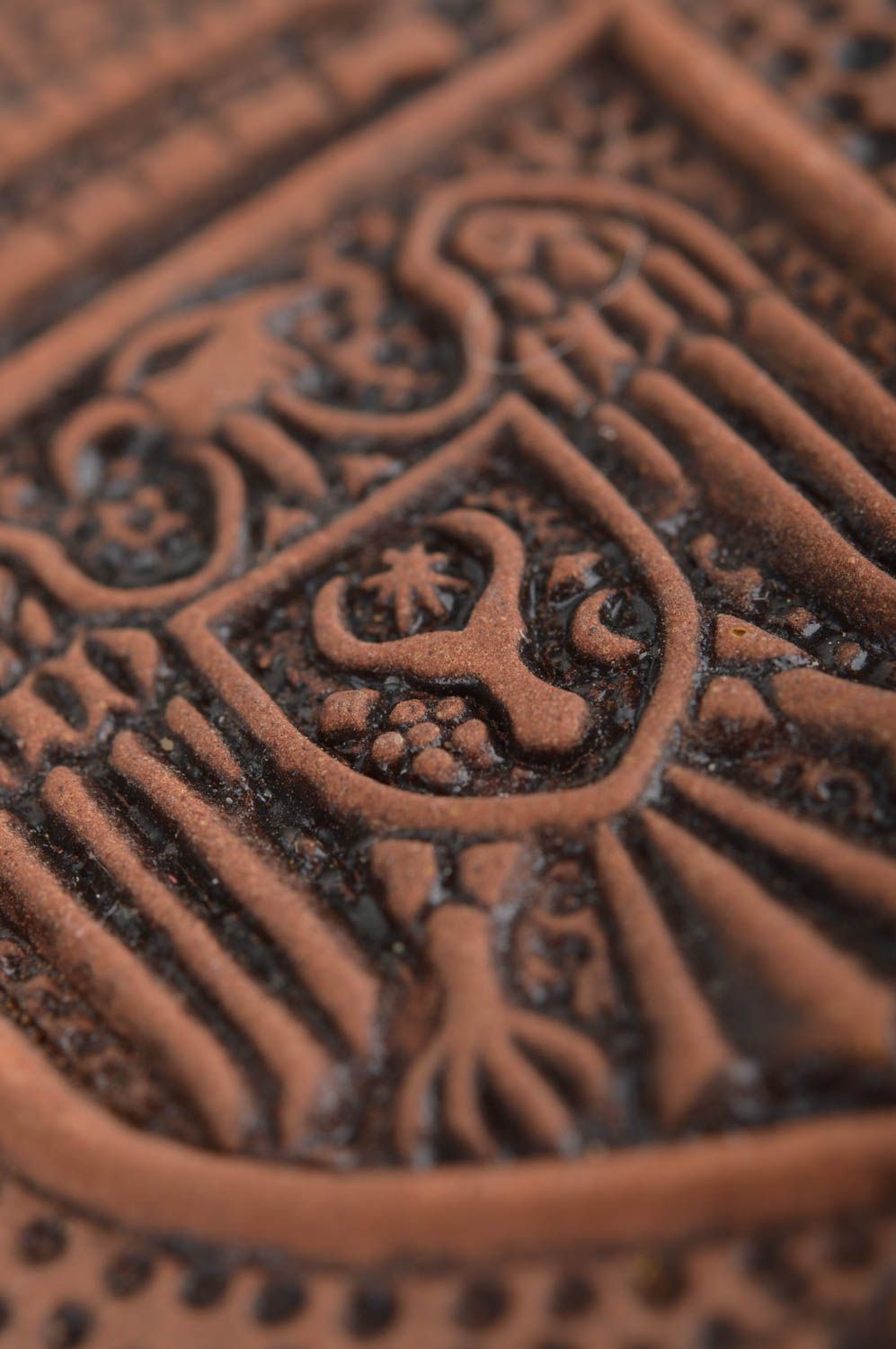 Панно на стену круглой формы коричневое с гербом красивое из глины ручная работа фото 4