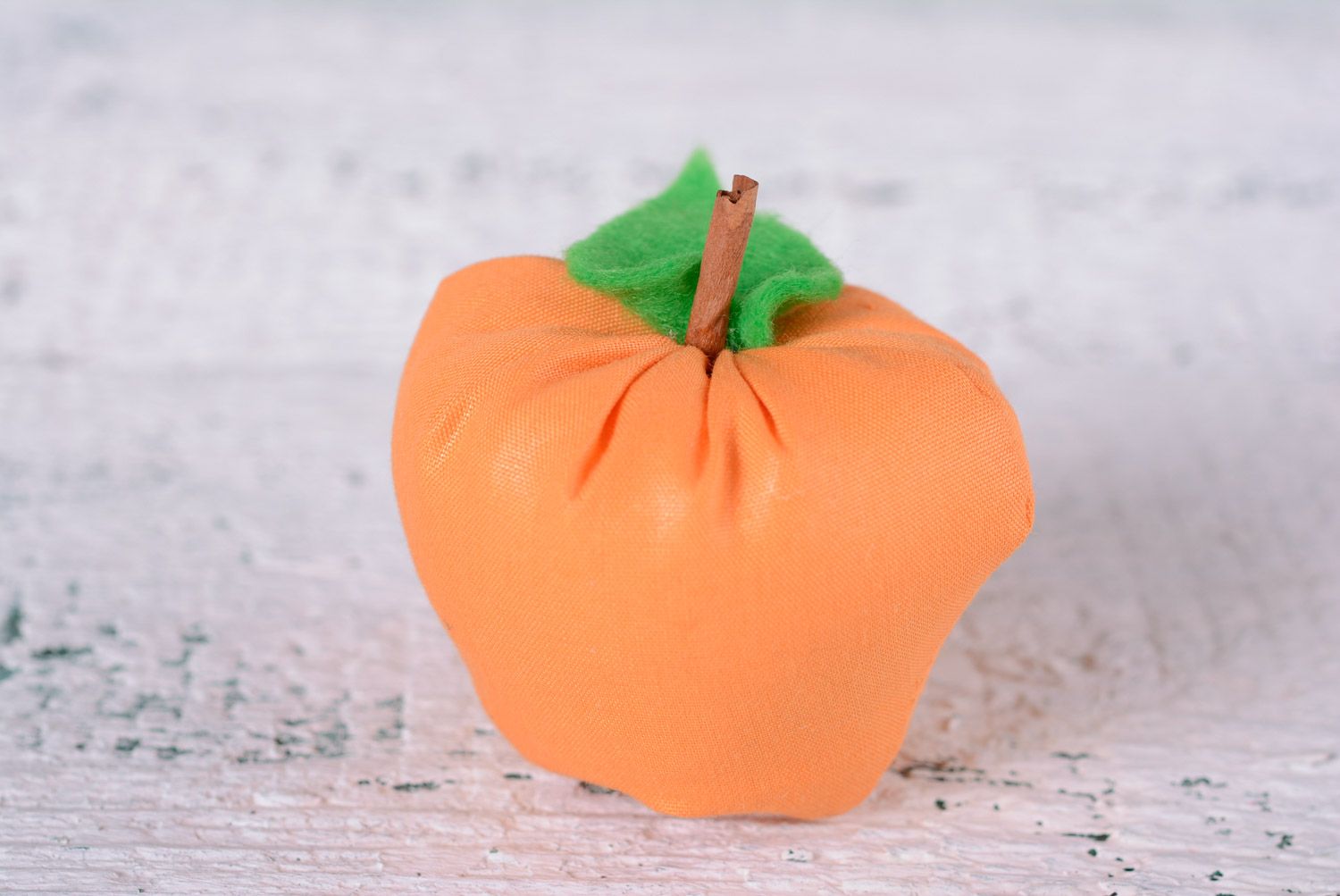 Оранжевая авторская игрушка из хлопчатобумажной ткани в виде яблока ручной работы фото 1