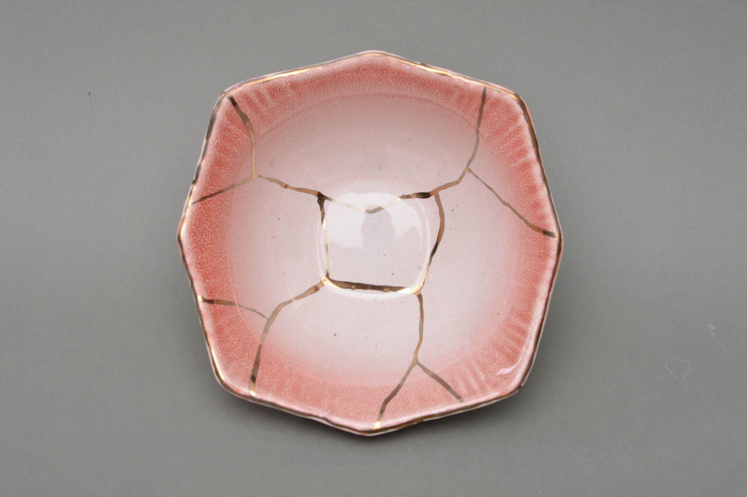 Joli saladier en porcelaine rose clair peint fait main de forme originale photo 2