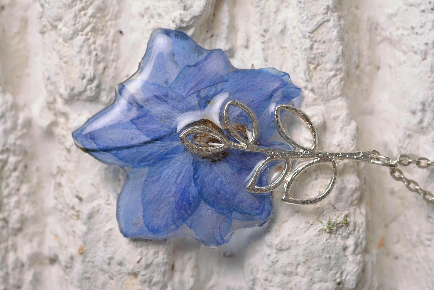 Pendentif fleur bleue Bijou fait main résine époxyde  Accessoire femme original photo 1
