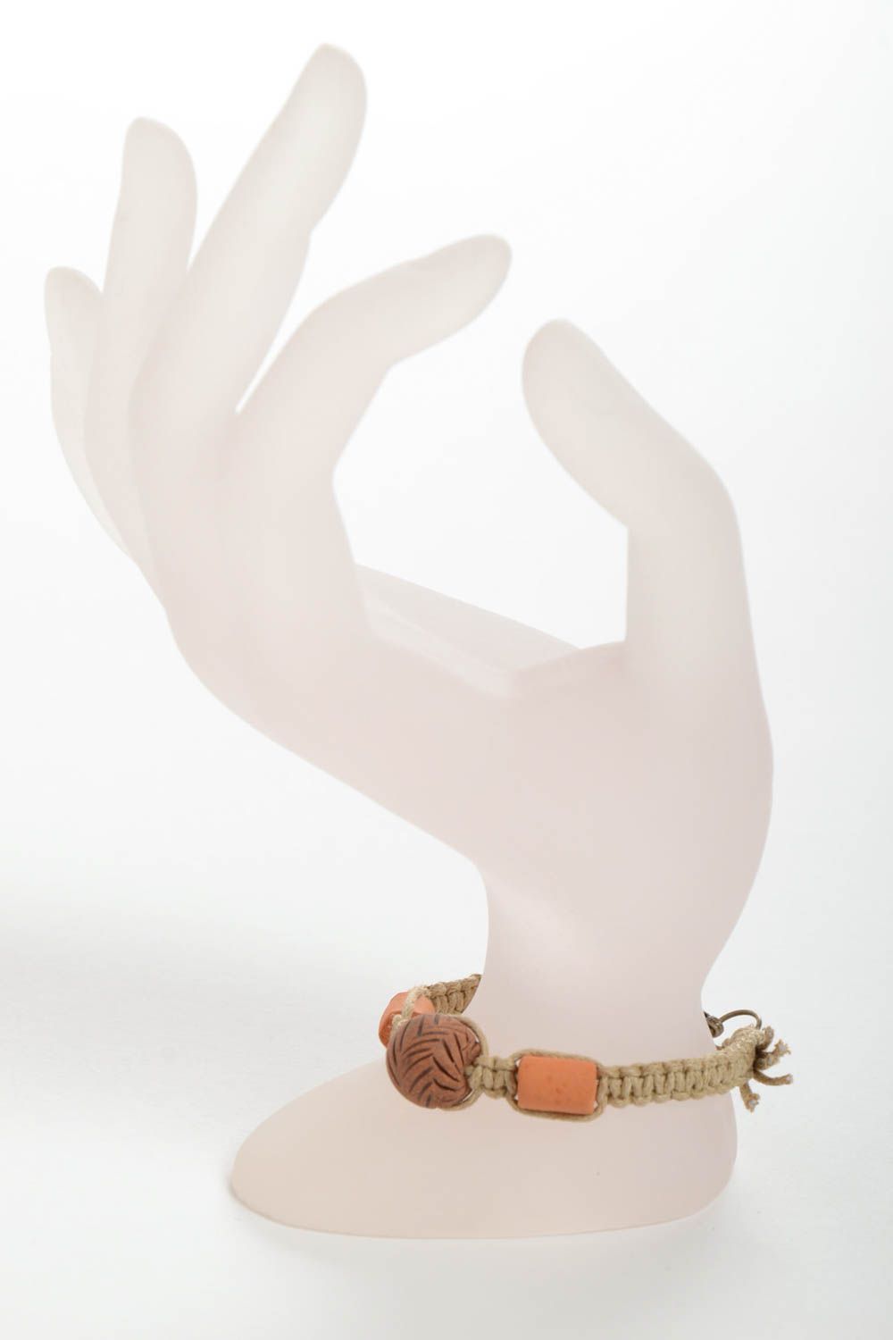 Светлый глиняный браслет ручной работы плетеный с помощью вощеного шнура фото 3