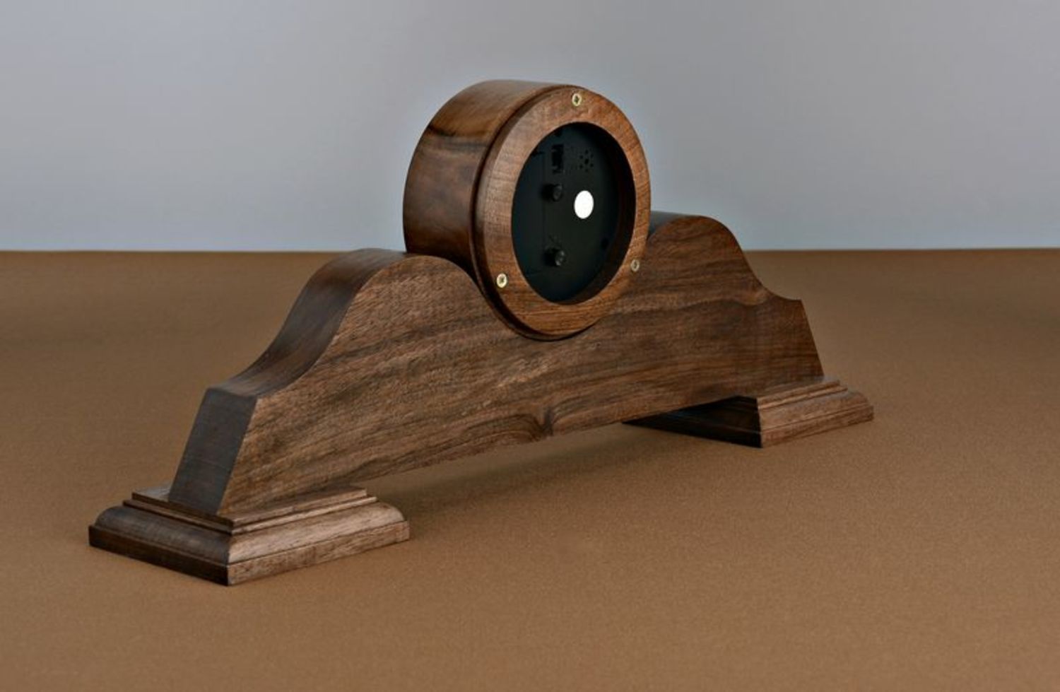 Reloj de mesa de madera foto 2