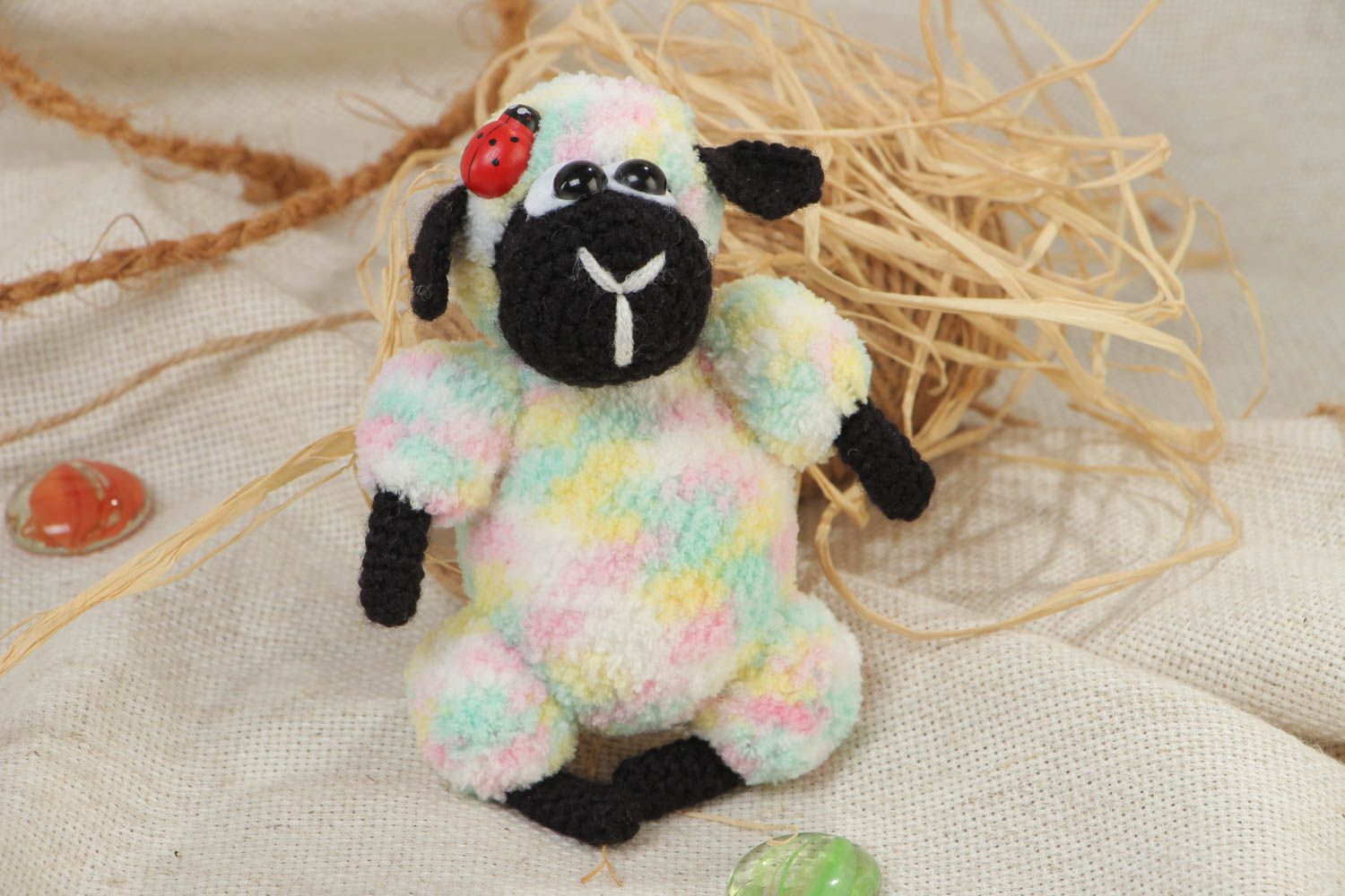 Мягкая вязаная игрушка овечка ручной работы милая детская забавная из ниток фото 1
