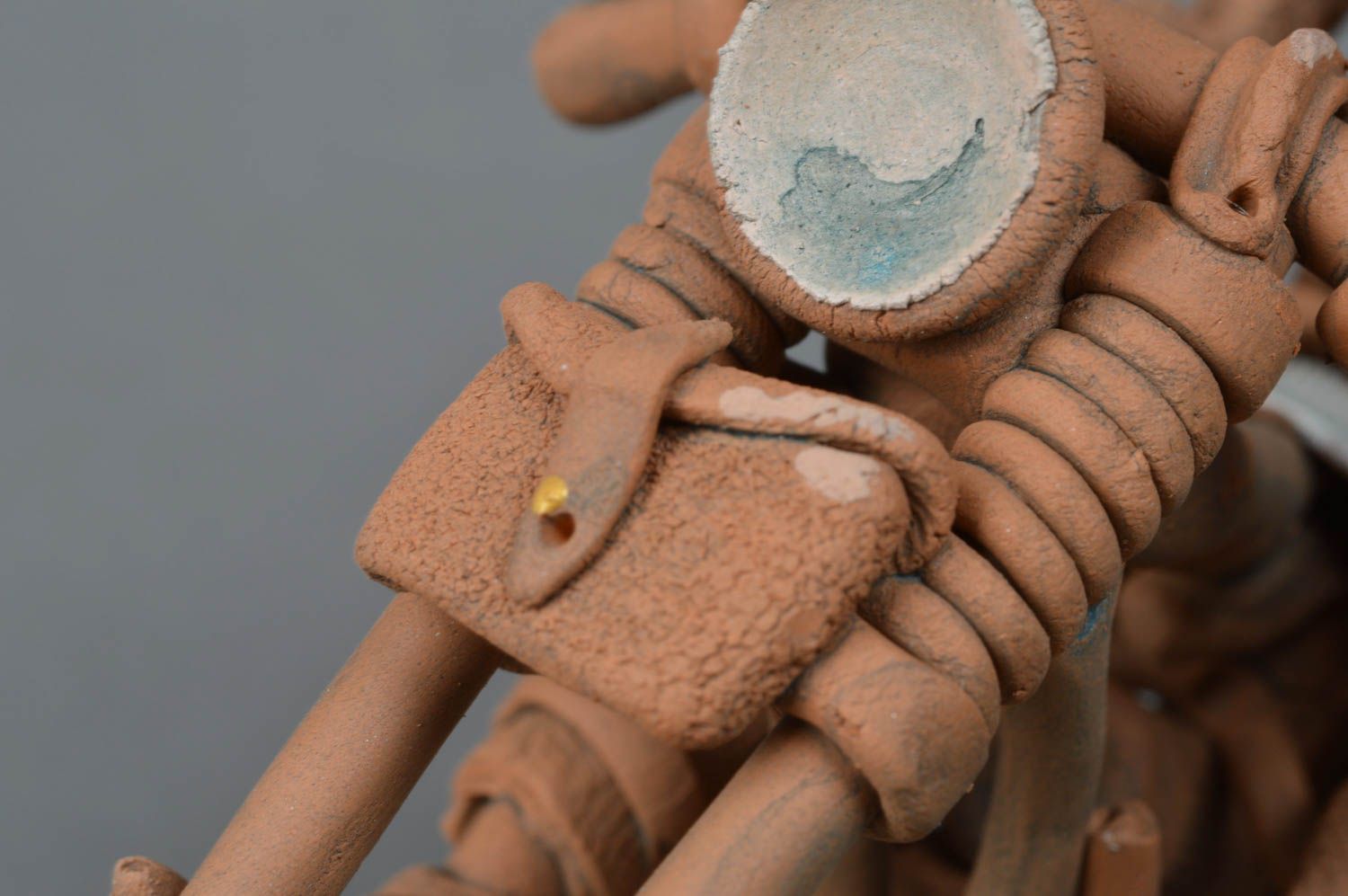 Необычная глиняная скульптура статуэтка ручной работы Мужчина на мотоцикле фото 2