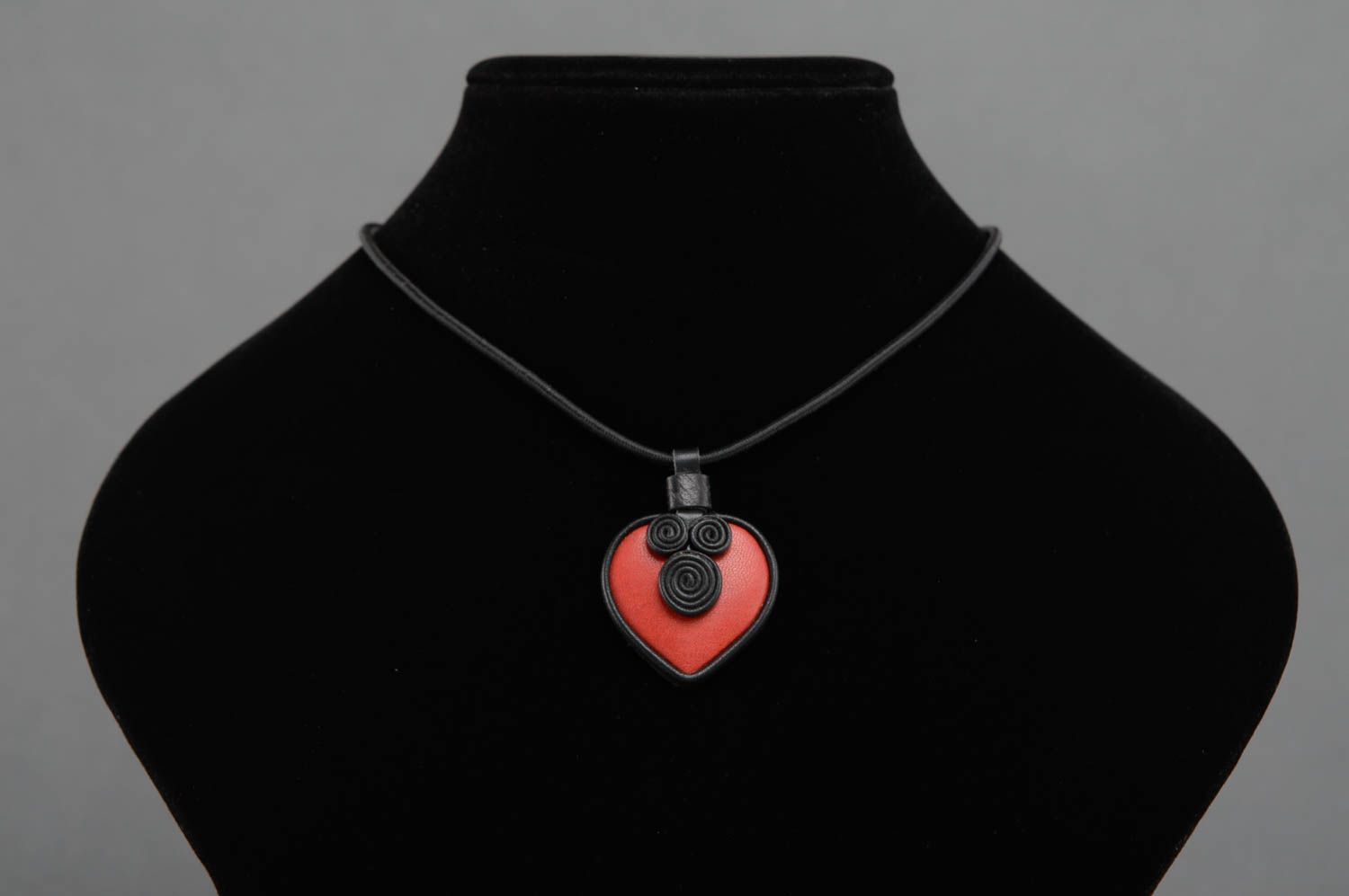 Leather neck pendant in the shape of red heart photo 2