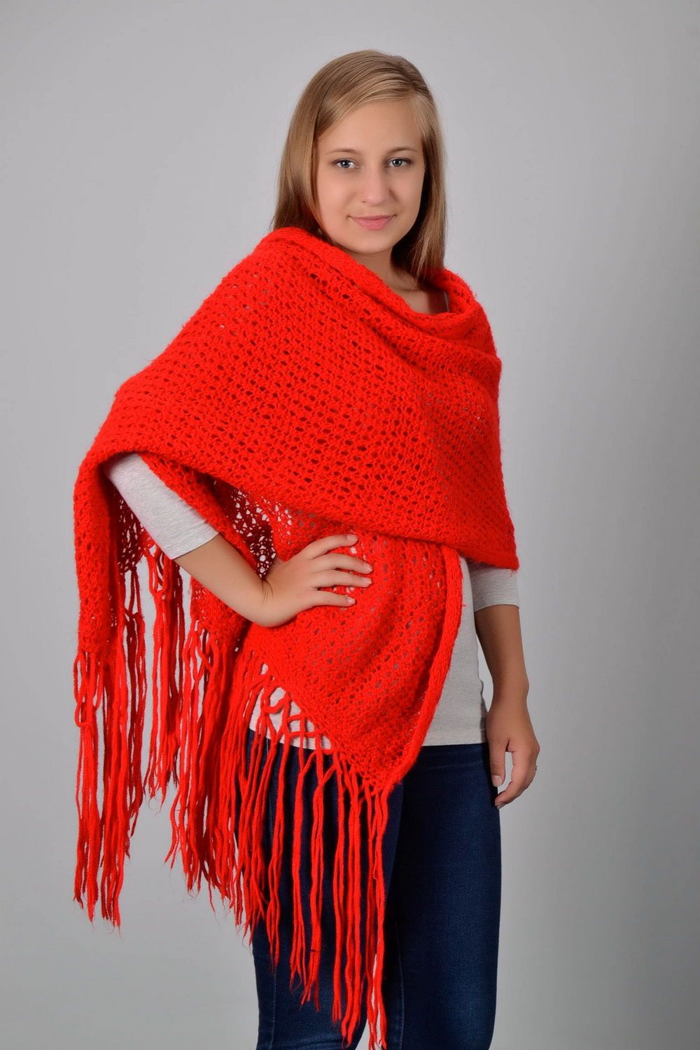 Écharpe tricotée en laine de couleur rouge photo 1