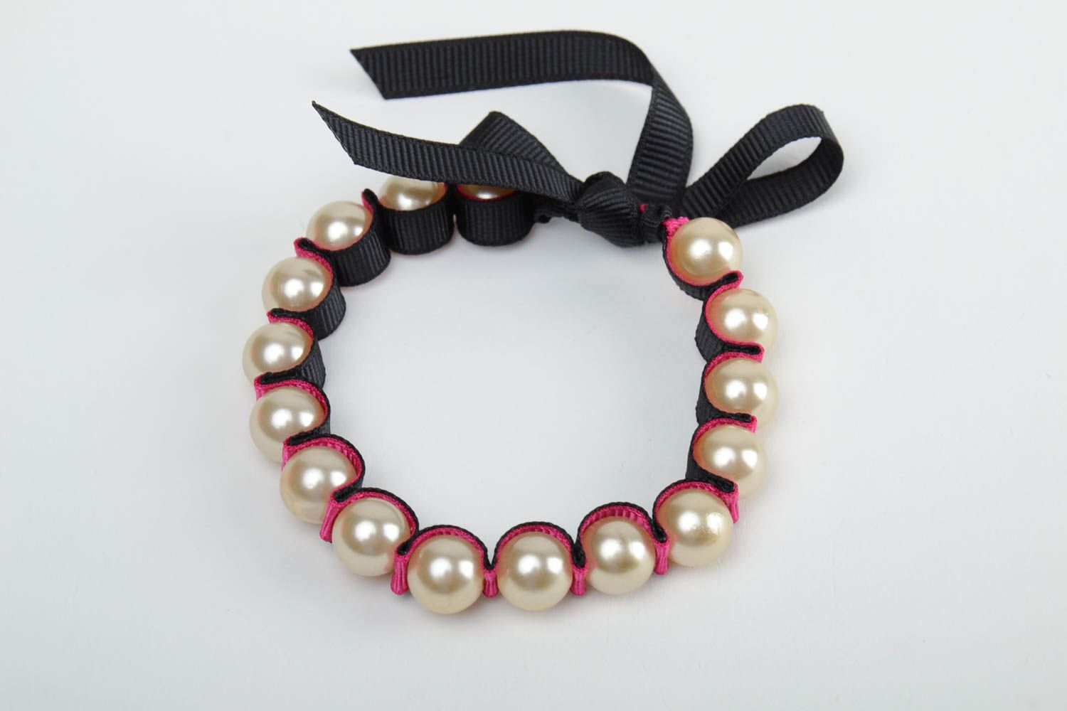 Bracelet de perles en plastique et ruban de reps noir fait main original photo 4