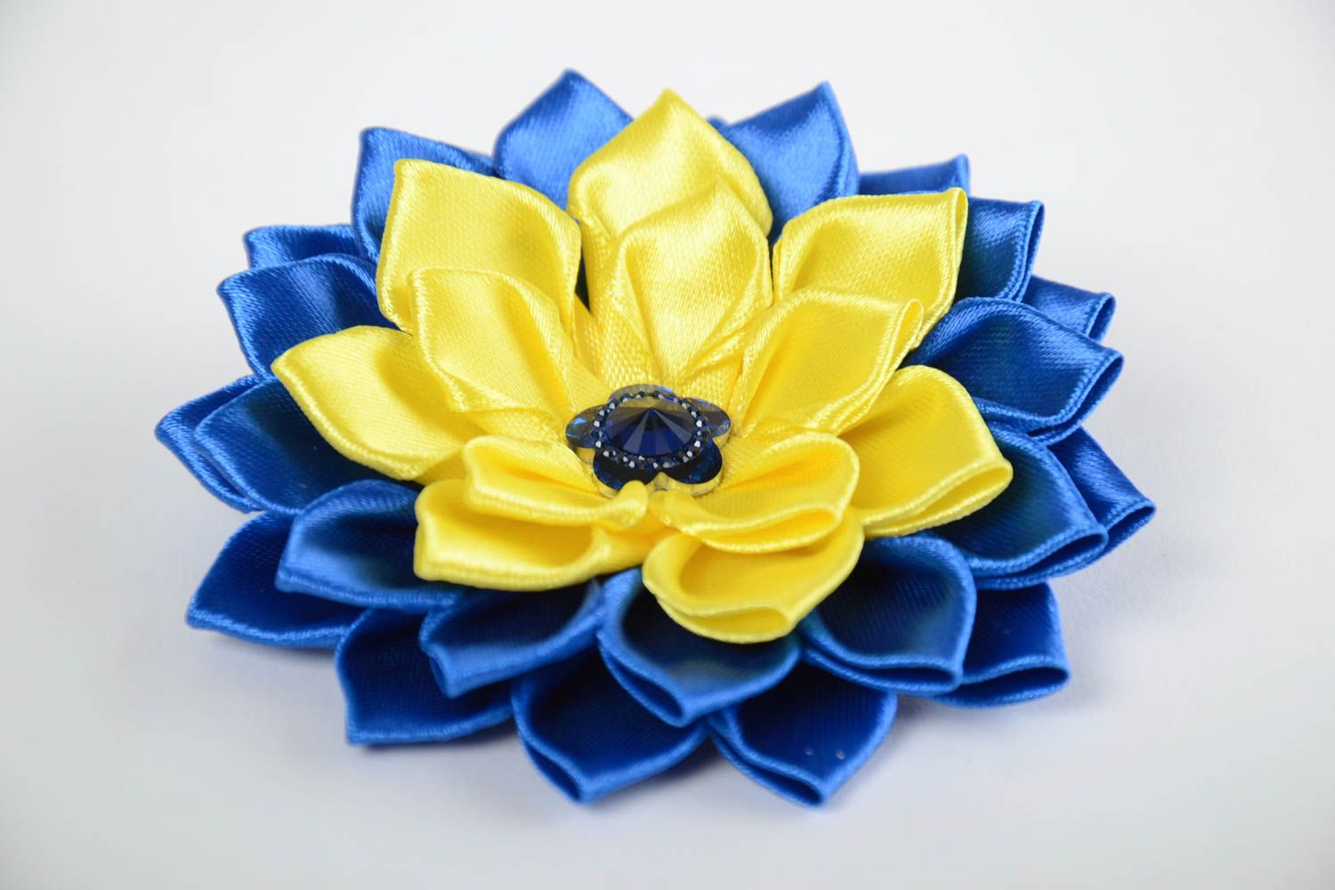 Заколка для волос с цветком из атласных лент сине-желтая пышная детские хэндмэйд фото 5
