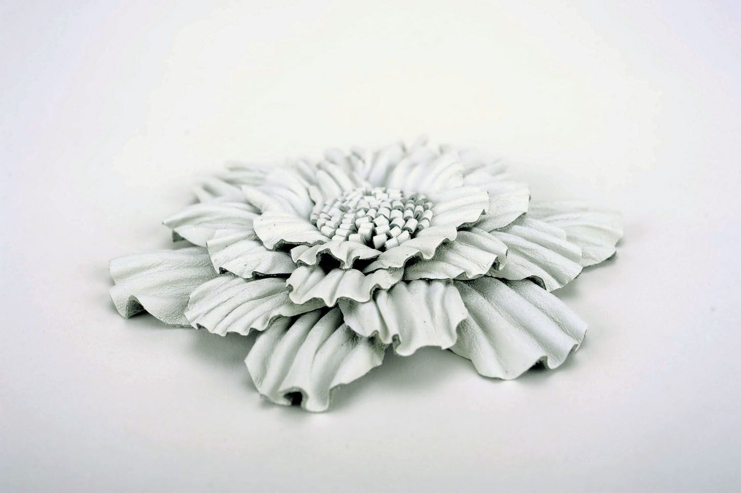 Broche de cuero hecho a mano en forma de flor foto 1
