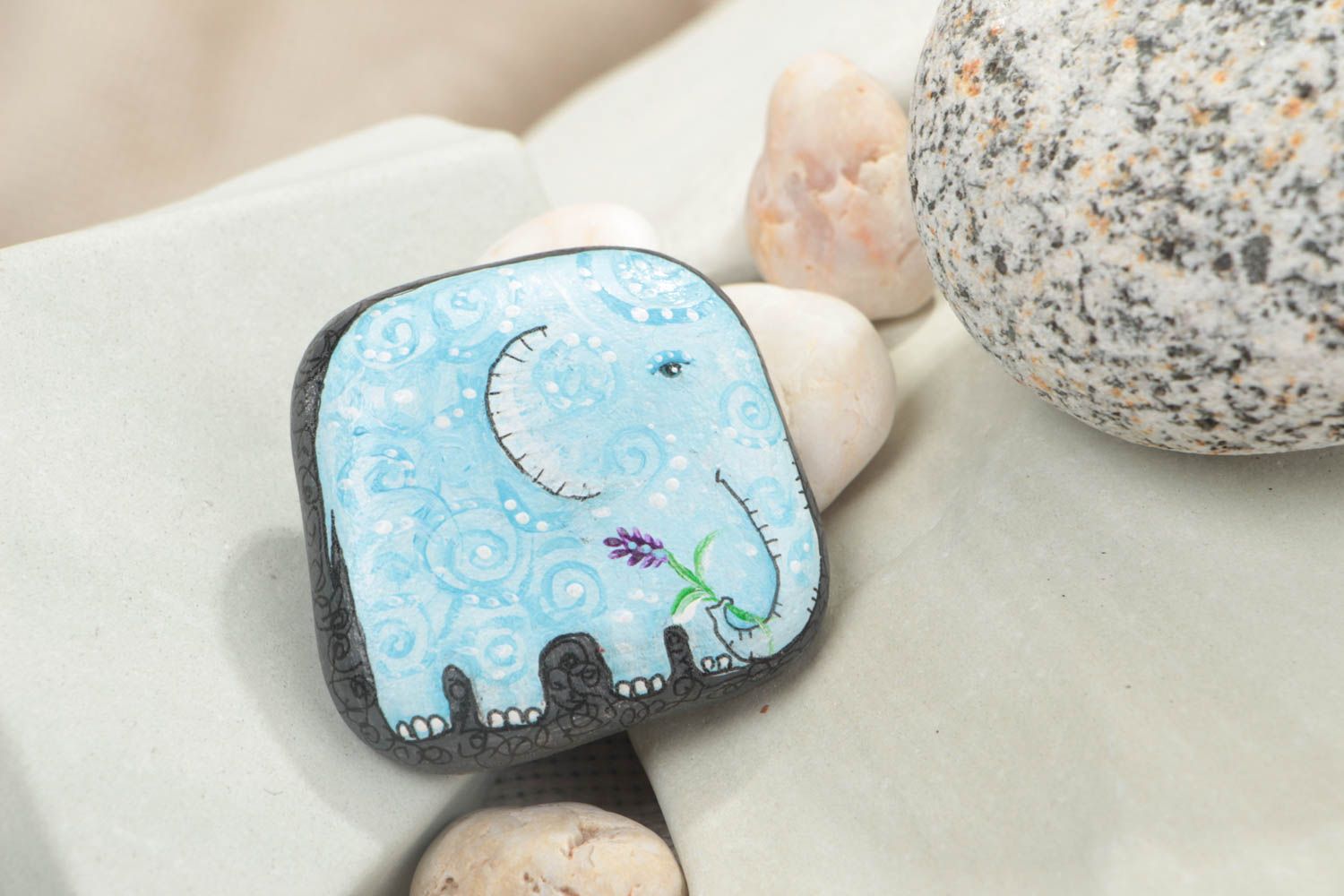 Piedra de mar artesanal pintada con dibujo de elefantito azul para decorar casa  foto 1