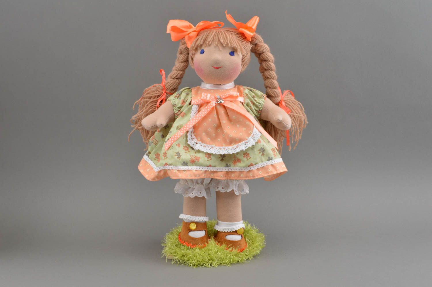 Handgemachte weiche Puppe aus Stoff mit Zöpfen im Kleid in Orange für Mädchen  foto 3
