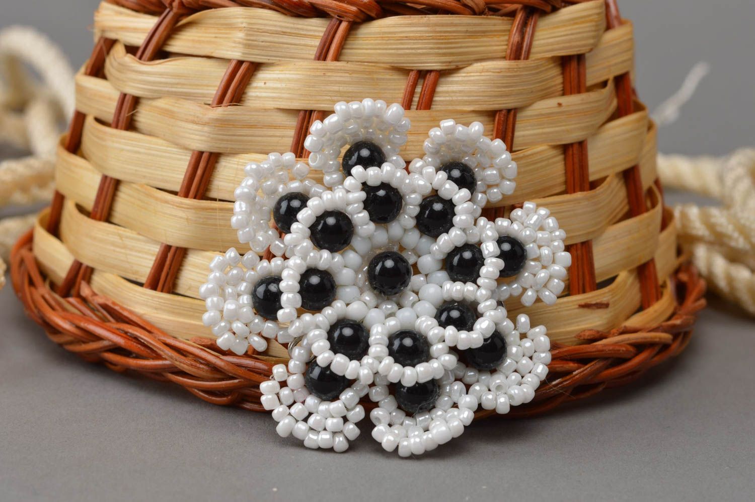 Брошь цветок из бисера белая с черными бусинами небольшая красивая ручная работа фото 1