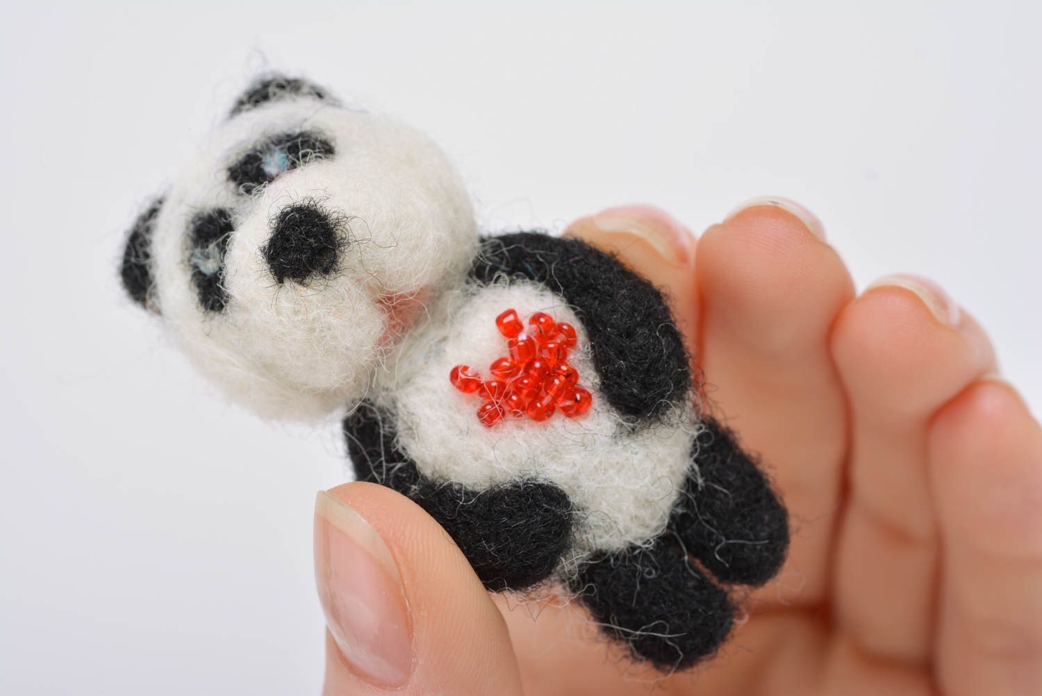 Брошь в технике валяния из шерсти панда с бисером небольшого размера хэнд мейд фото 4