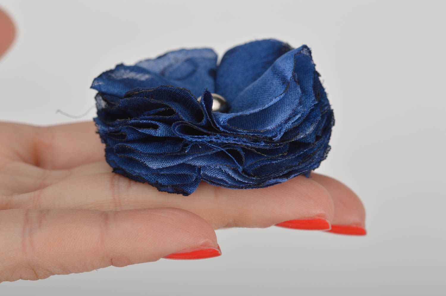 Брошь-цветок из ткани синеглазка в технике канзаши ручной работы авторская фото 2