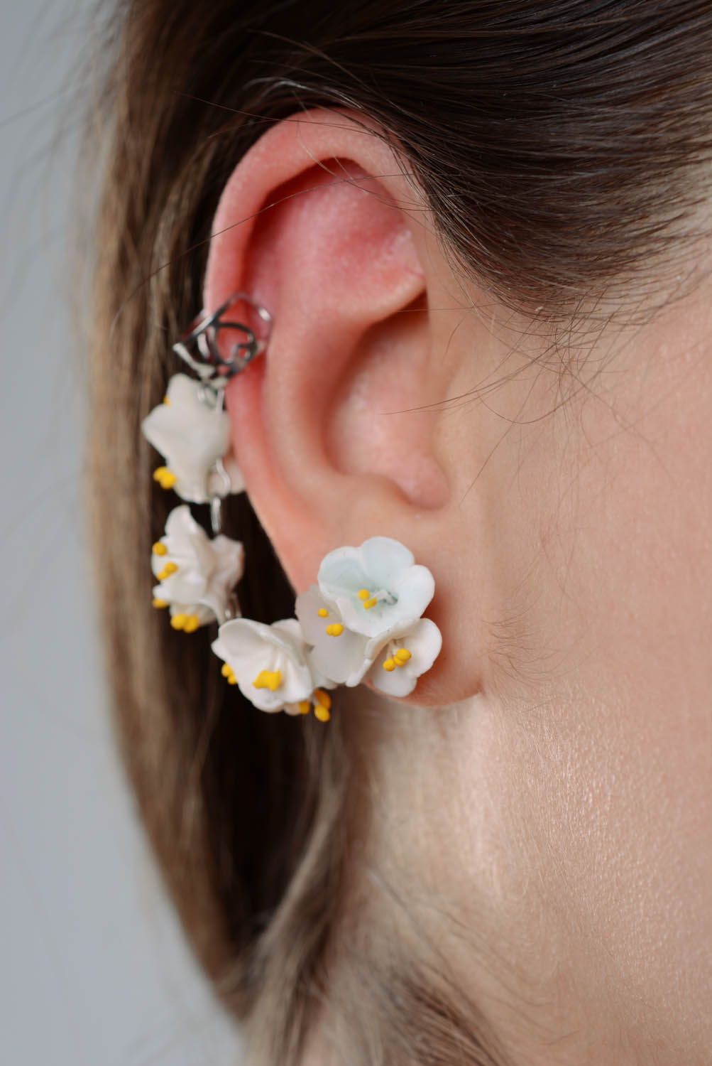 Ear cuffs artesanales de arcilla polimérica Flor de manzano foto 3