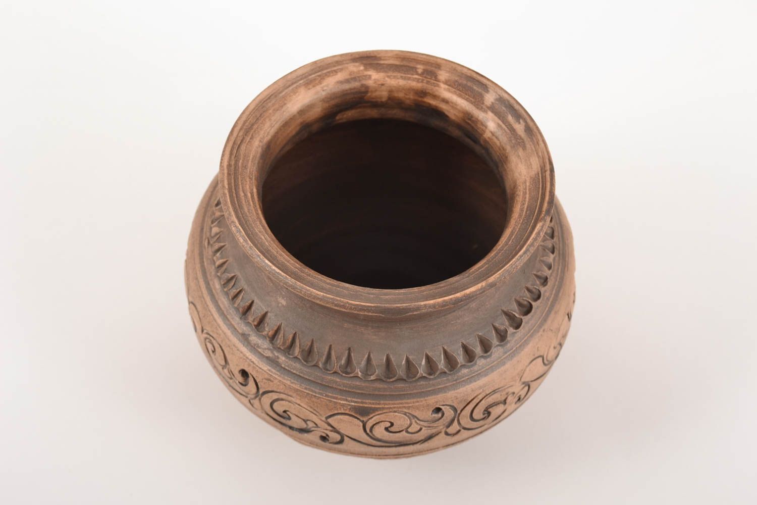 Pot en argile fait main marron avec ornements pour cuire des plats au four photo 2