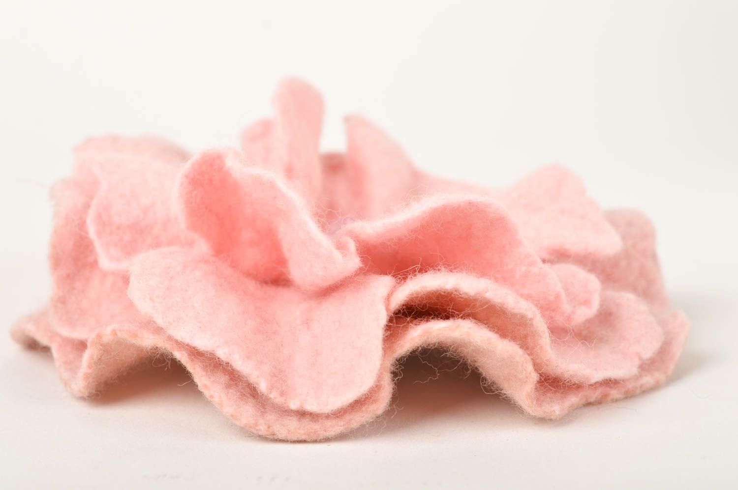 Broche Barrette fleur faite main rose en laine feutrée Accessoire femme photo 3