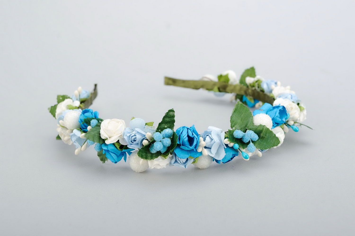 Headband with white and blue flowers photo 1
