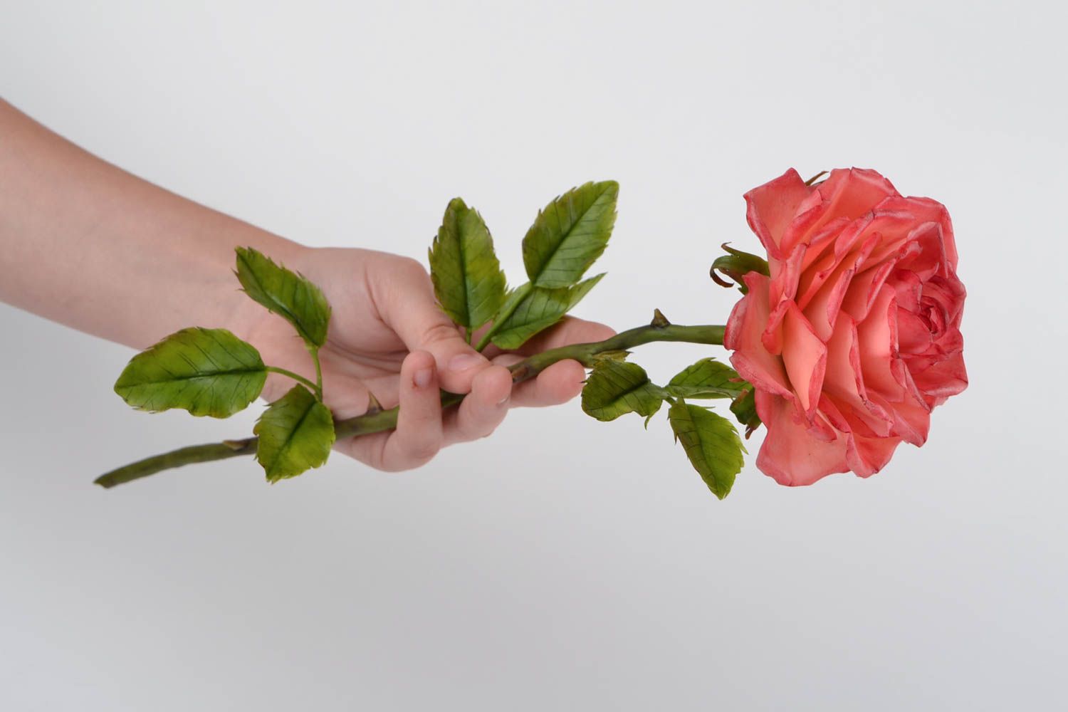 Декоративный цветок из холодного фарфора роза алая на ножке ручная работа фото 2