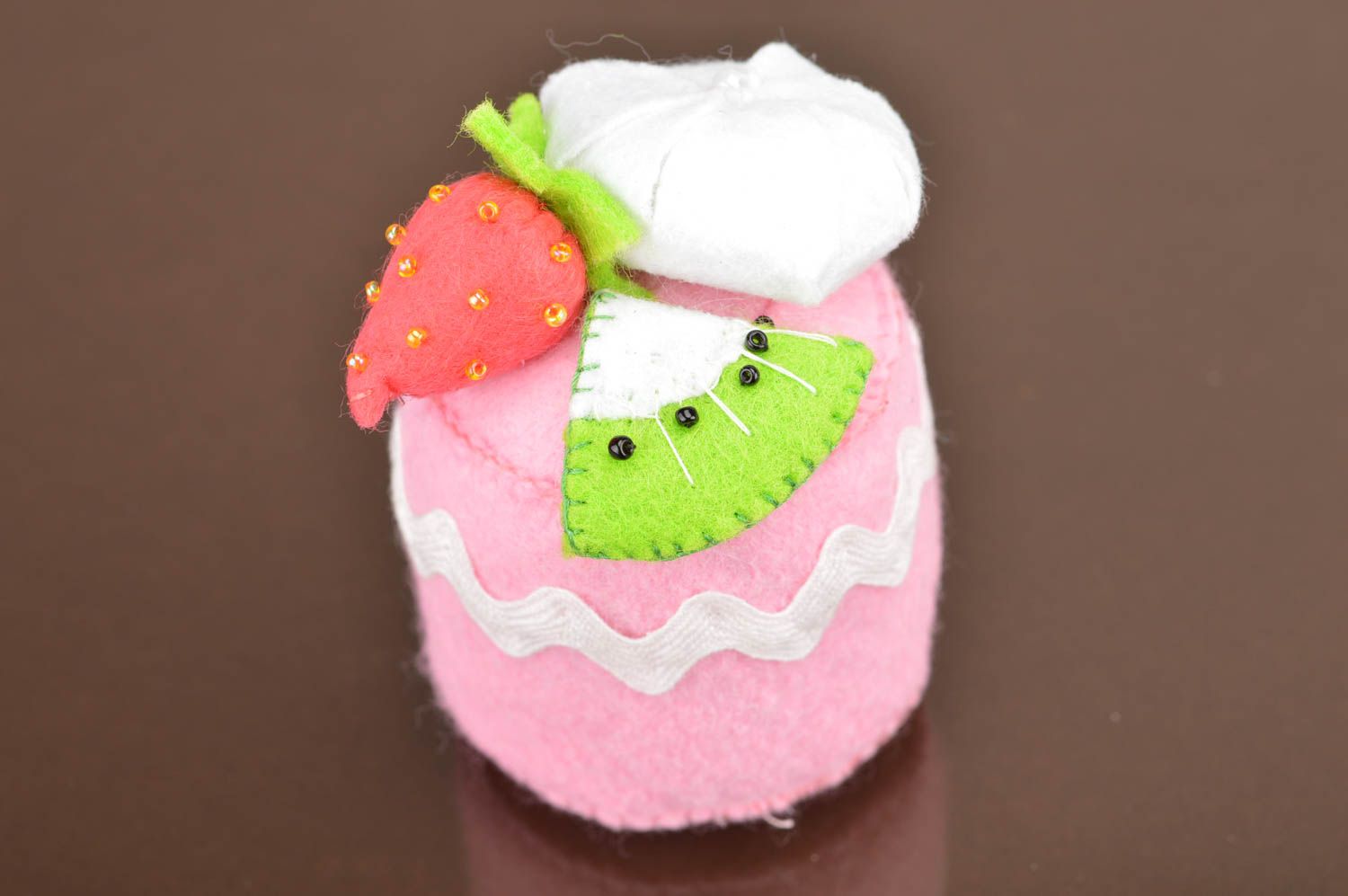 Pique-aiguilles gâteau rose en feutre fait main original pour couture décor photo 5