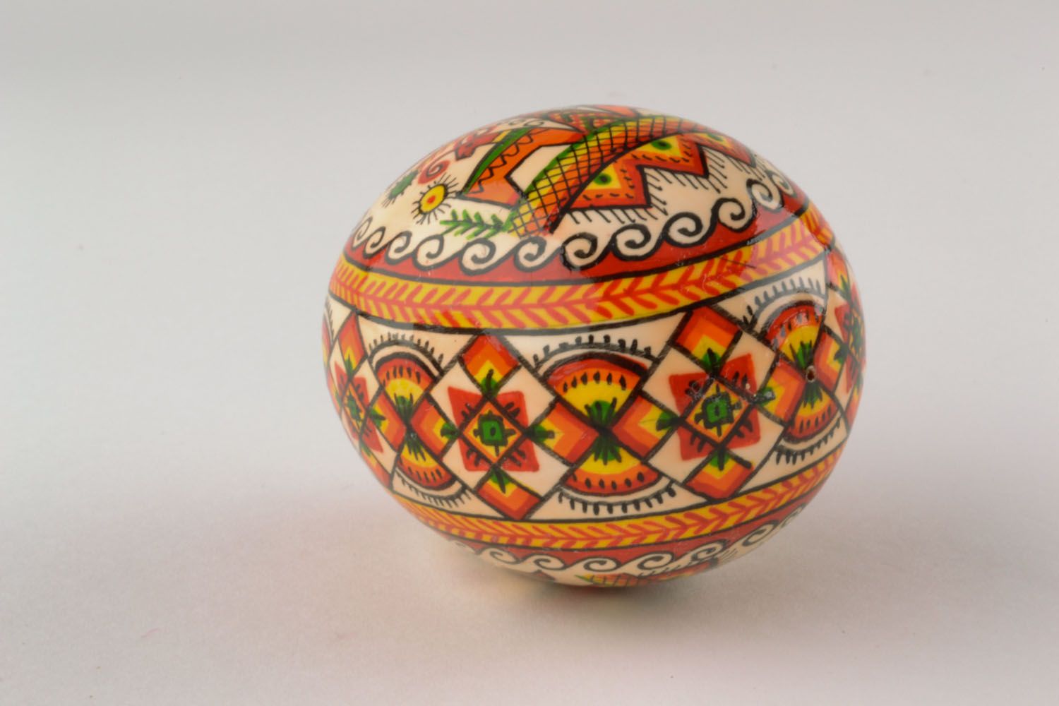 Huevo decorativo de Pascua con pintura foto 4