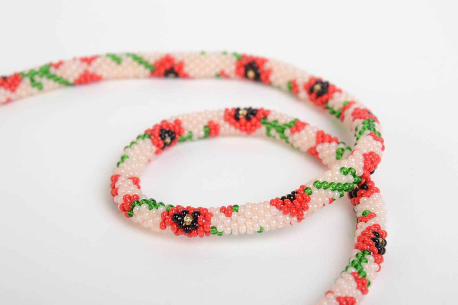 Collier spirale blanc fleurs rouge Bijou fait main style ethnique Cadeau femme photo 4