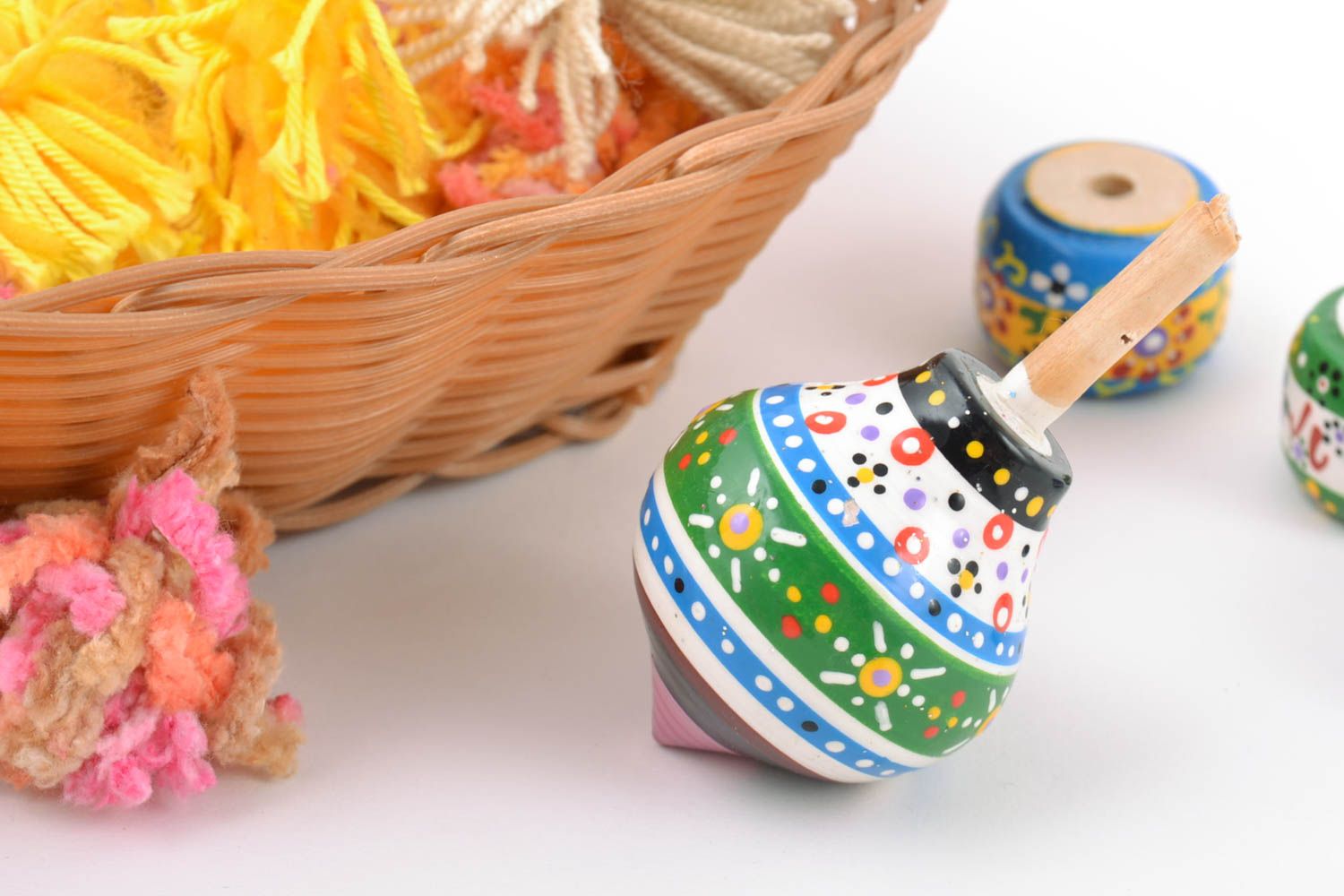 Gestreiftes Spielzeug Kreisel aus Holz mit öko reinen Farben bemalt handgemacht foto 1
