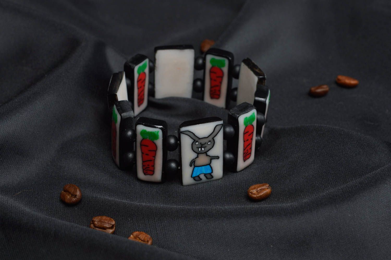 Designer Armband aus Polymerton mit Abbildungen von Hasen und Karotten handmade foto 1
