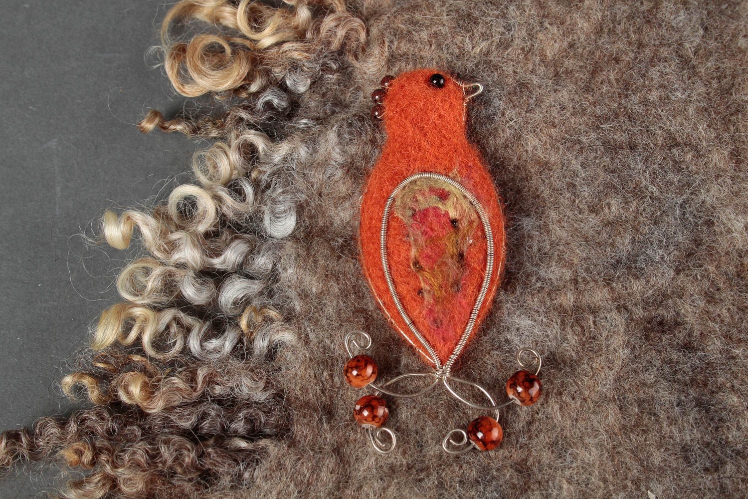Broche oiseau orange Bijou fait main en laine feutrée Cadeau femme mode photo 1